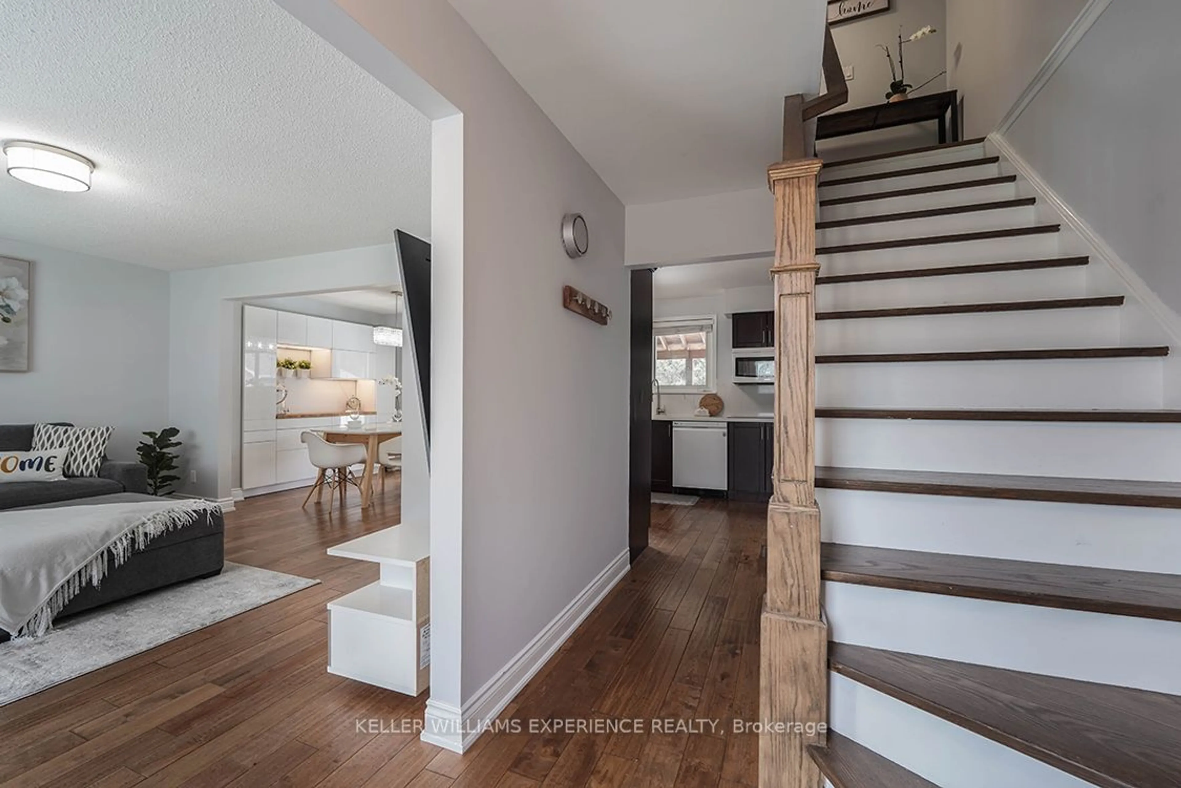 Indoor entryway, wood floors for 125 Alicewood Crt, Toronto Ontario M9V 3Y1