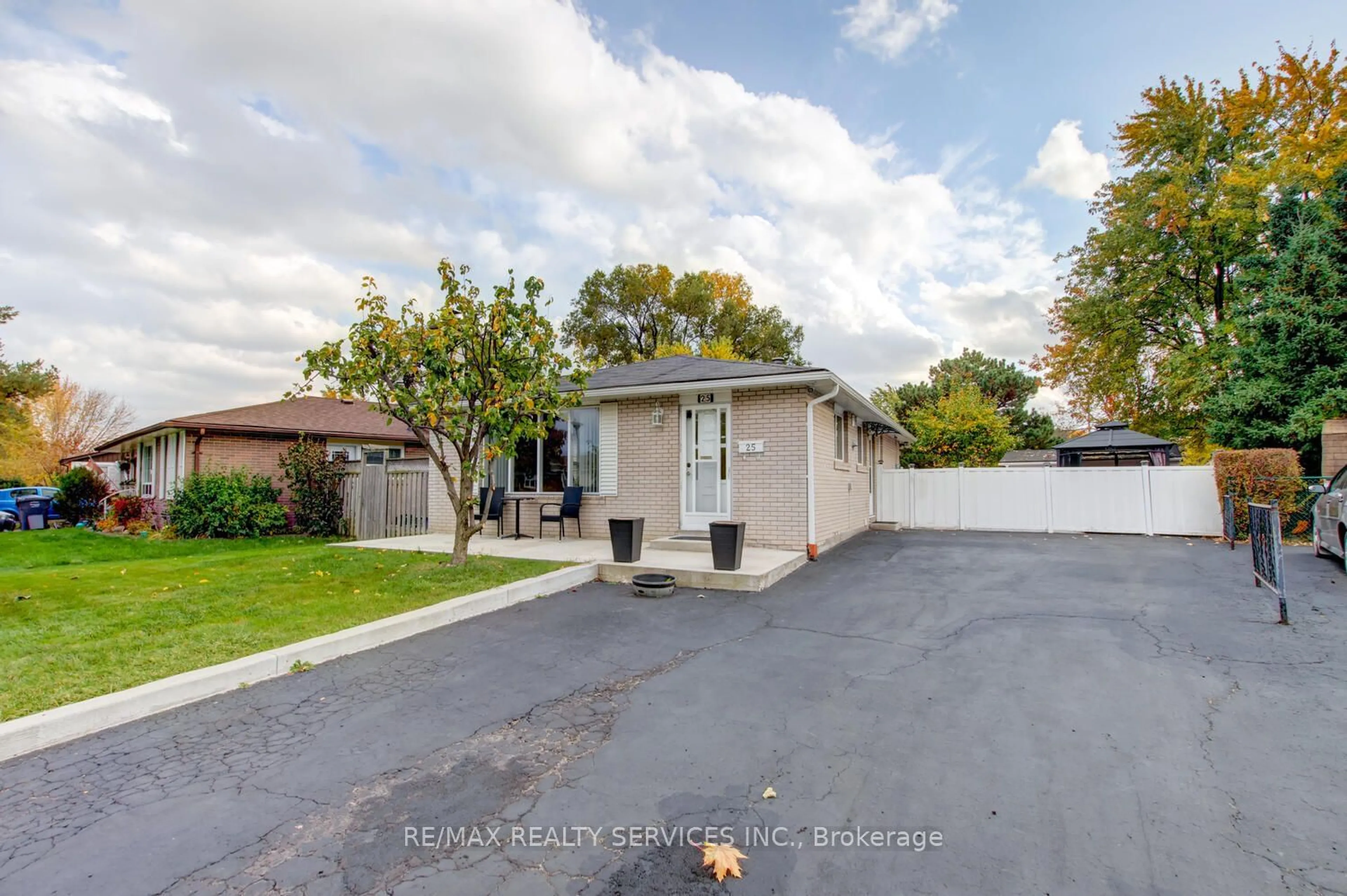 Frontside or backside of a home, the street view for 25 Finchley Cres, Brampton Ontario L6T 3P5