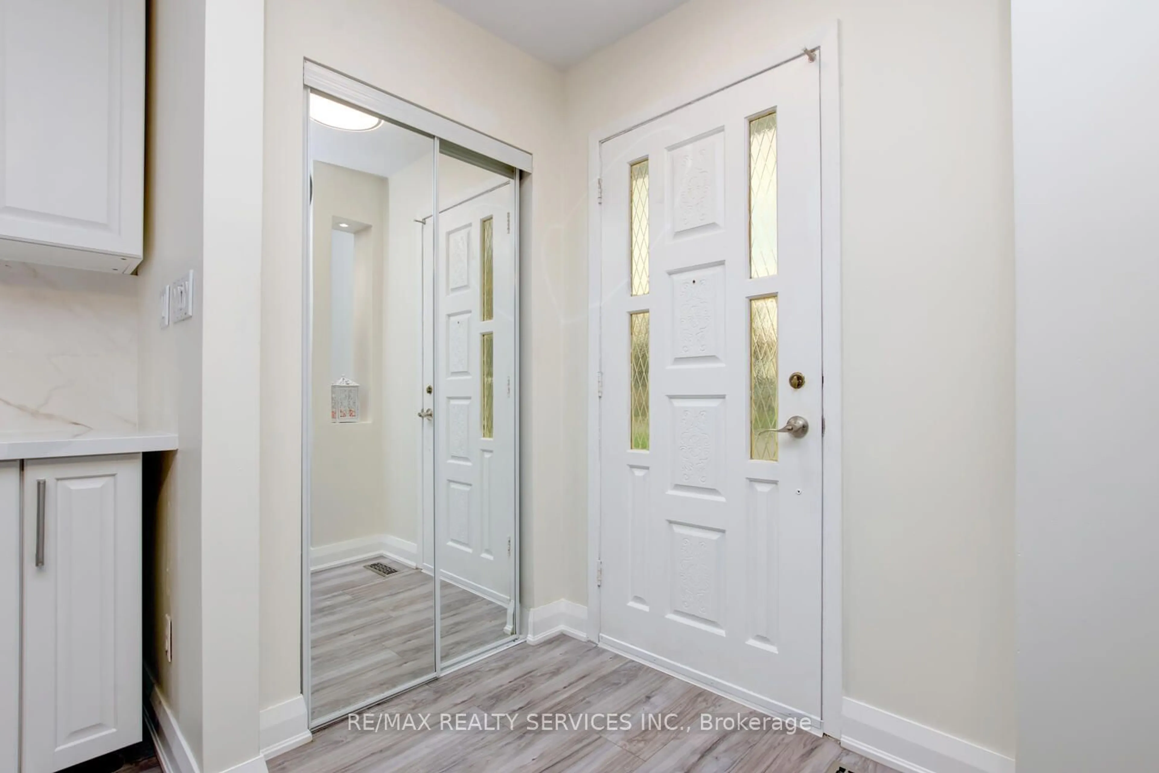 Indoor entryway, wood floors for 25 Finchley Cres, Brampton Ontario L6T 3P5