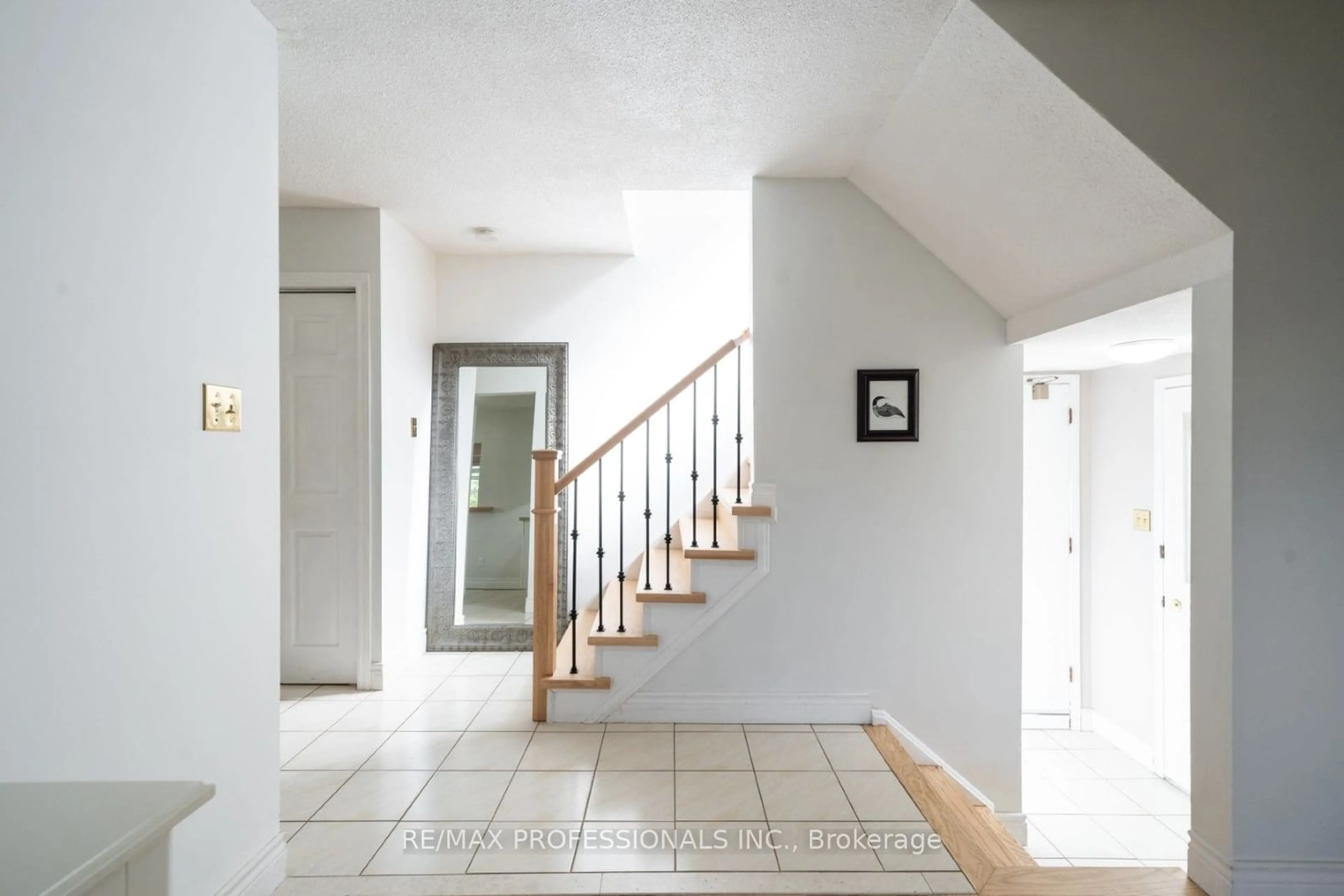 Indoor foyer, cement floor for 42 Reynier Dr, Brampton Ontario L6Z 1L7