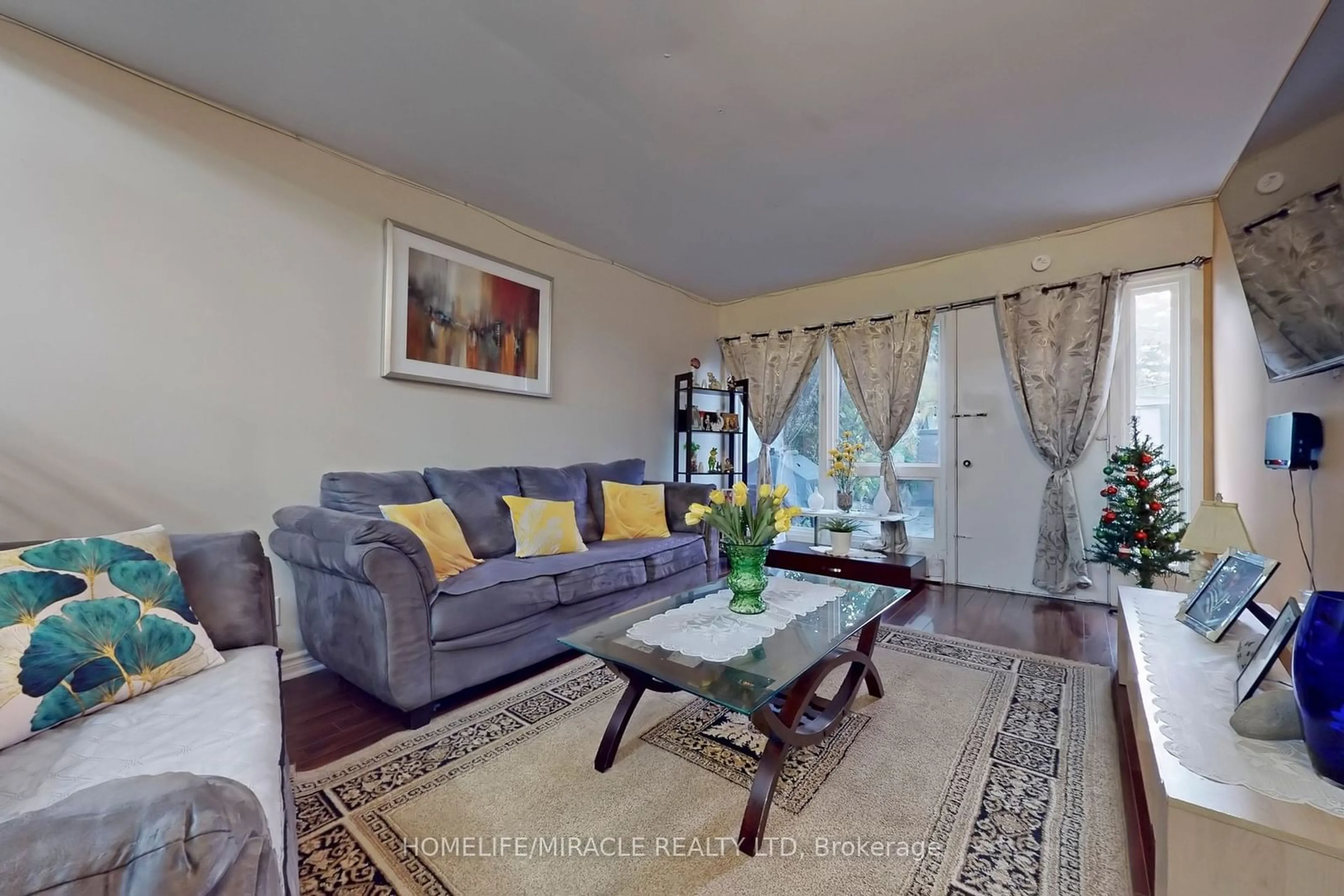 Living room, carpet floors for 61 Driftwood Ave #7, Toronto Ontario M3N 2M3