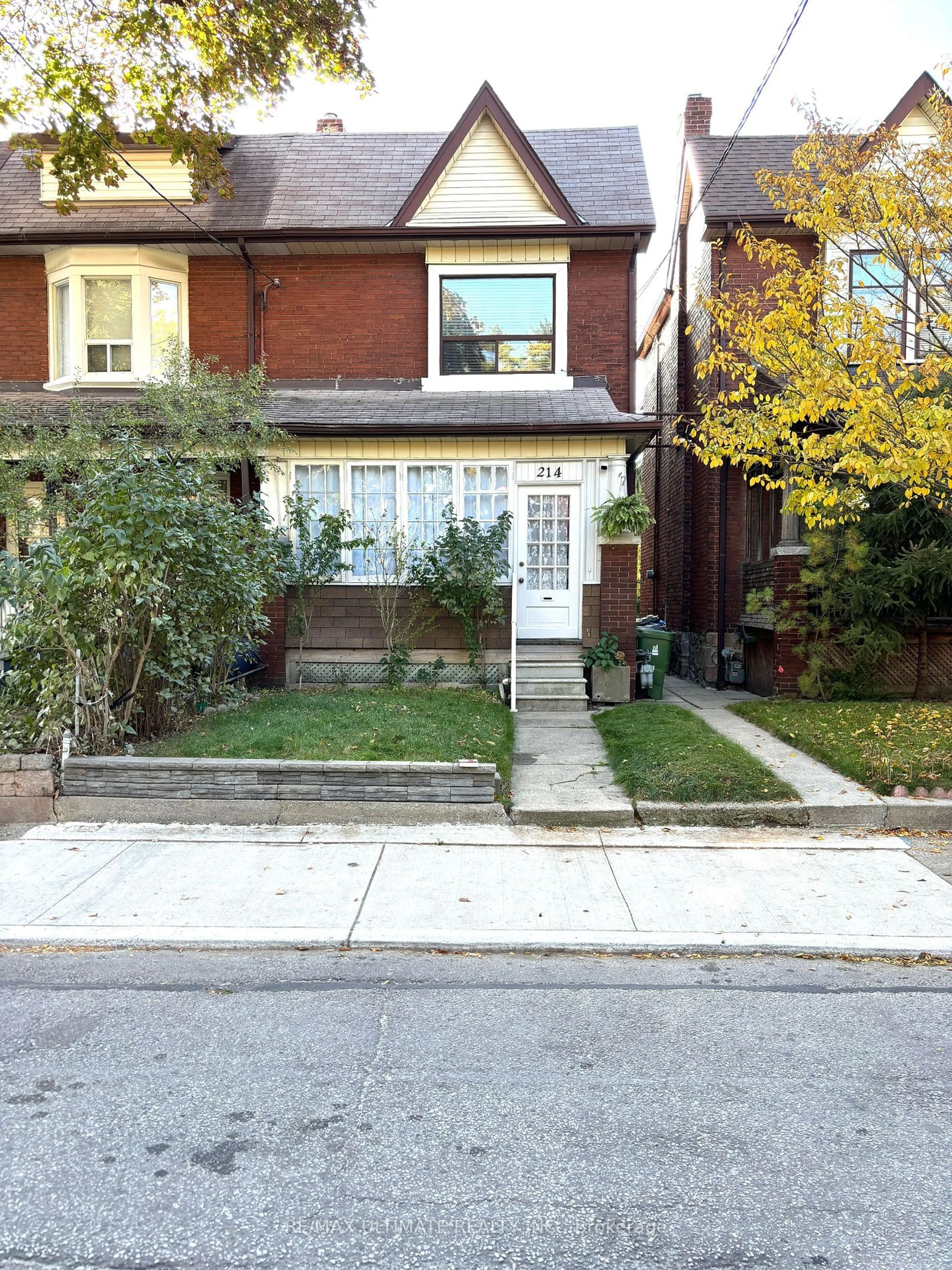 Frontside or backside of a home, the street view for 214 Perth Ave, Toronto Ontario M6P 3X8