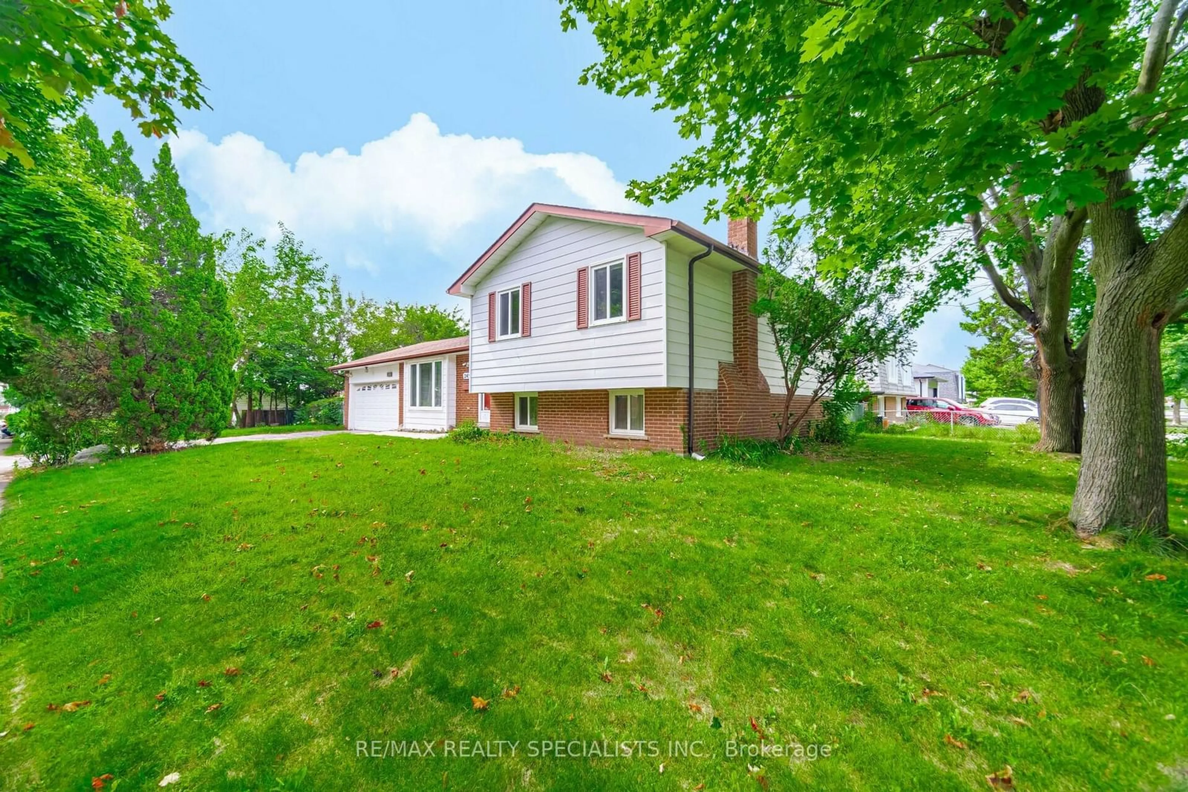 Frontside or backside of a home, cottage for 2454 Goodison Ave, Mississauga Ontario L5B 2C7