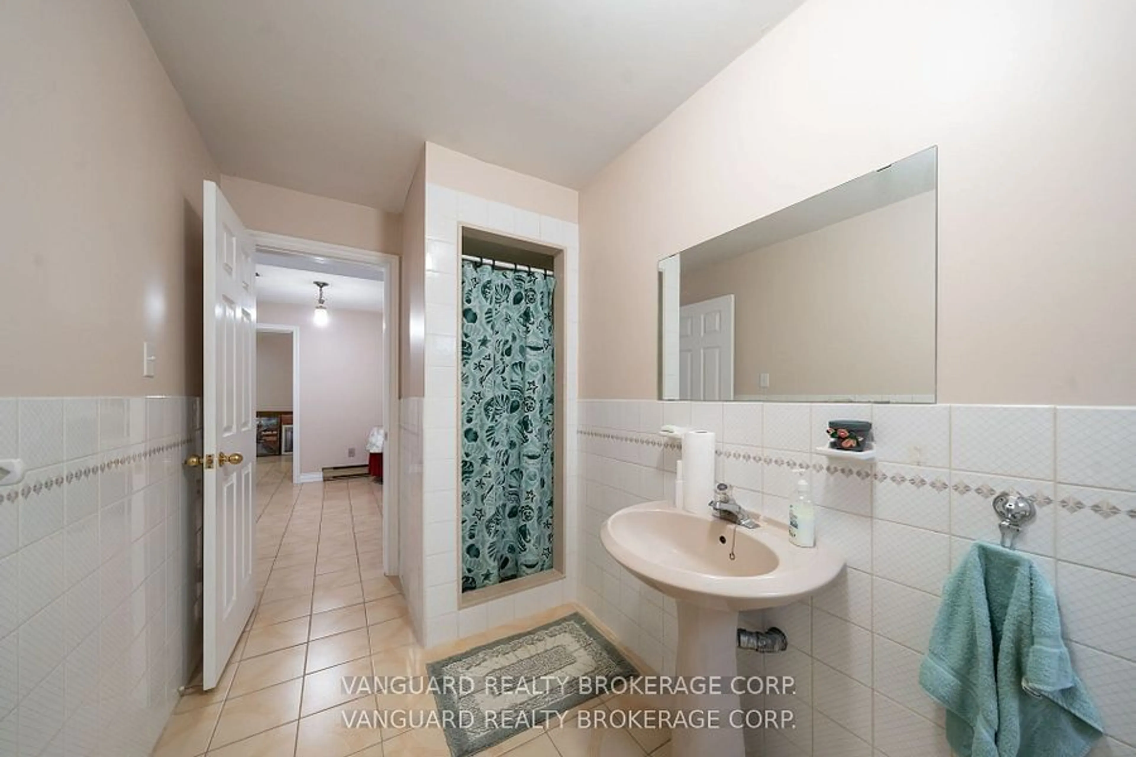 Standard bathroom for 5 Norris Pl, Toronto Ontario M9M 1K6