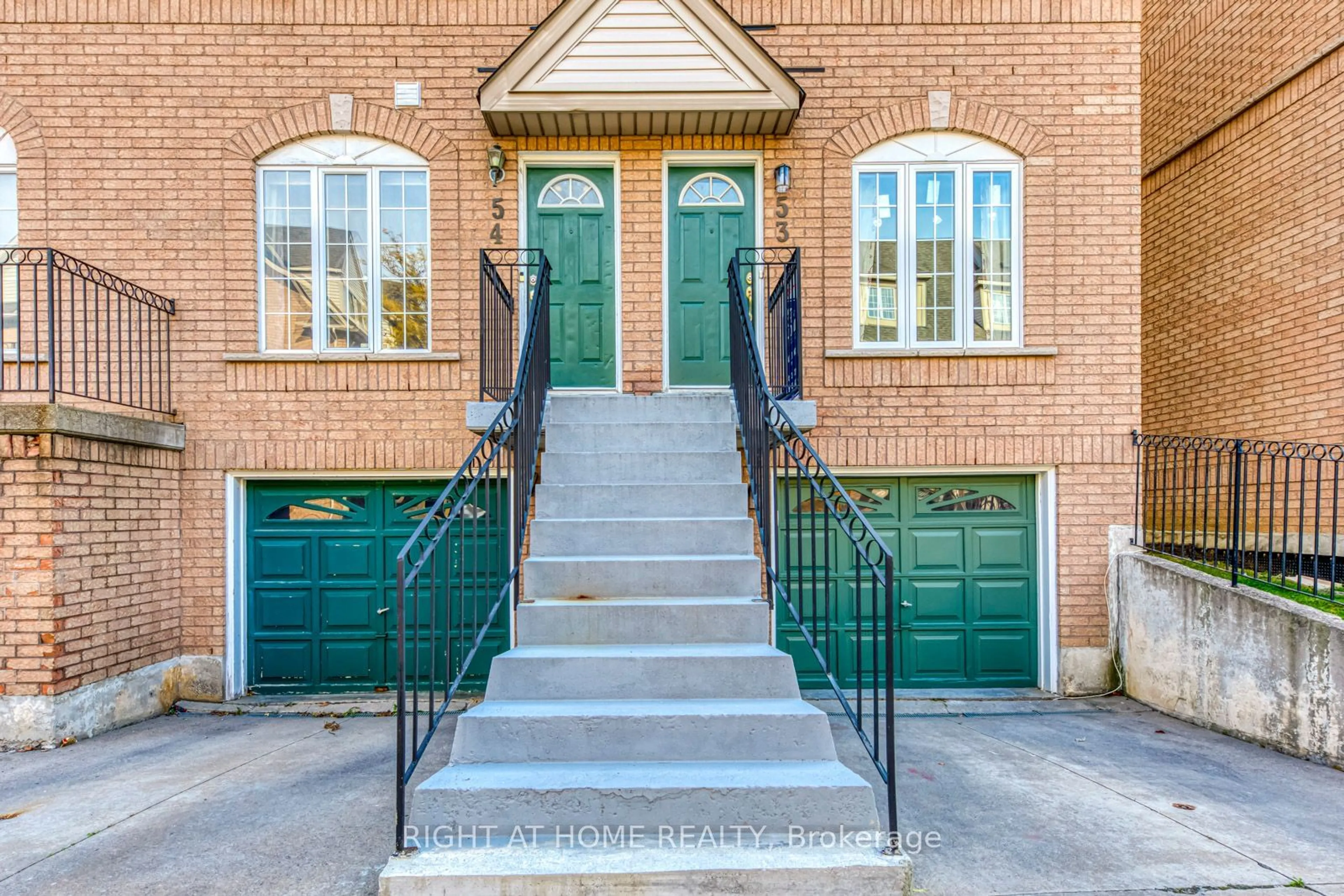 Indoor entryway for 75 Strathaven Dr #53, Mississauga Ontario L5R 3W1