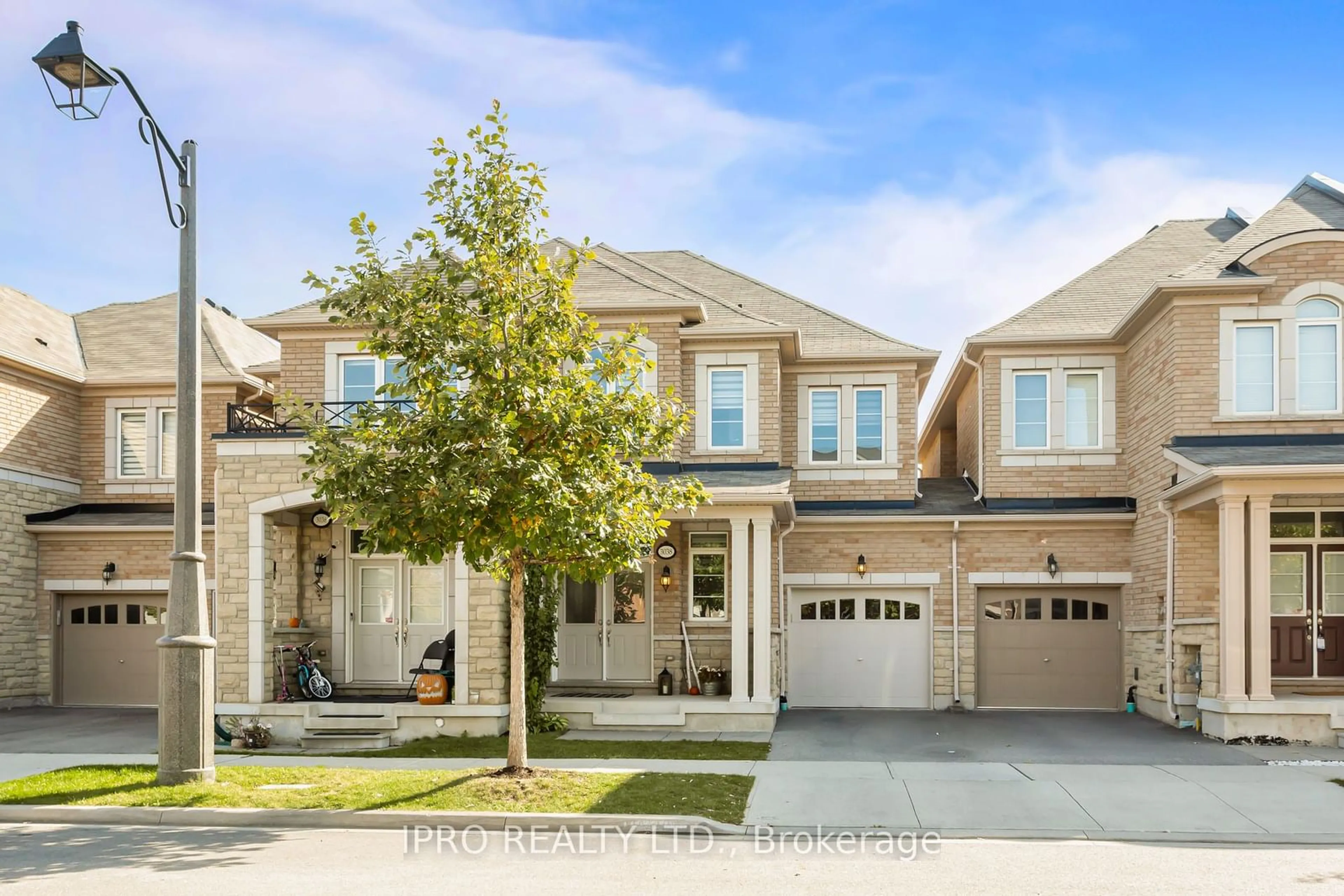 Frontside or backside of a home, the street view for 3038 Hibiscus Gdns, Oakville Ontario L6M 4M2