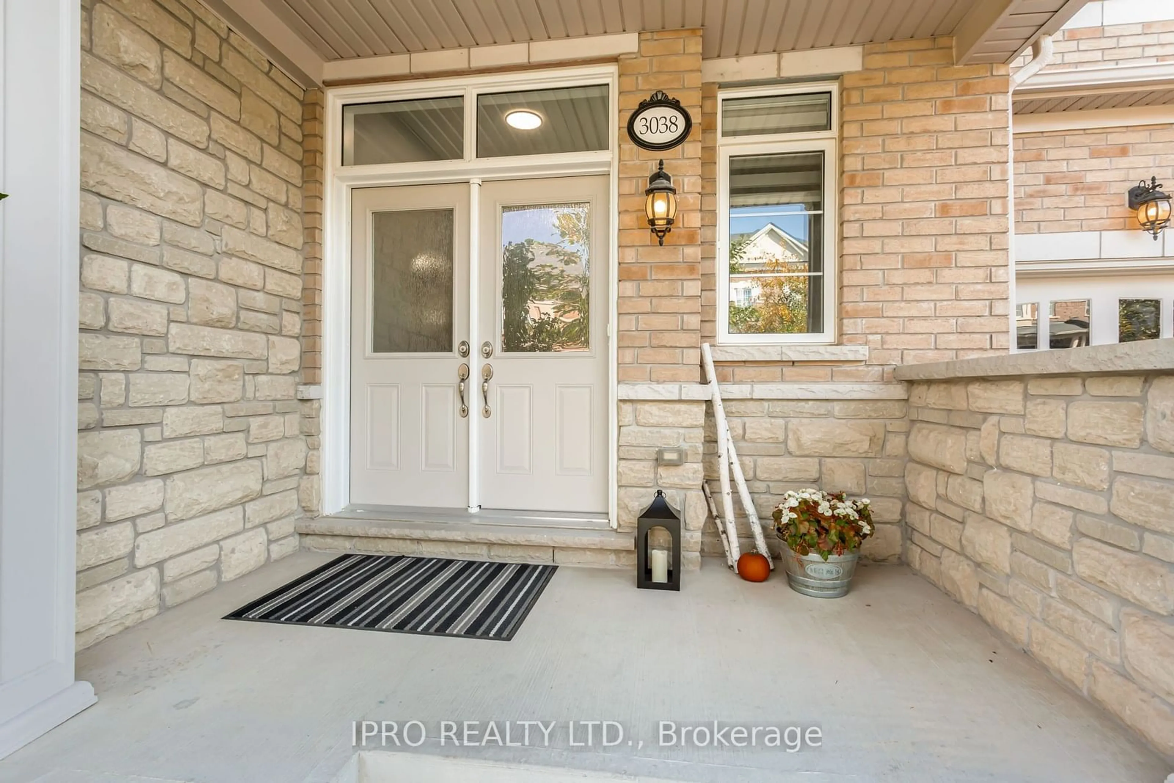 Indoor entryway, ceramic floors for 3038 Hibiscus Gdns, Oakville Ontario L6M 4M2