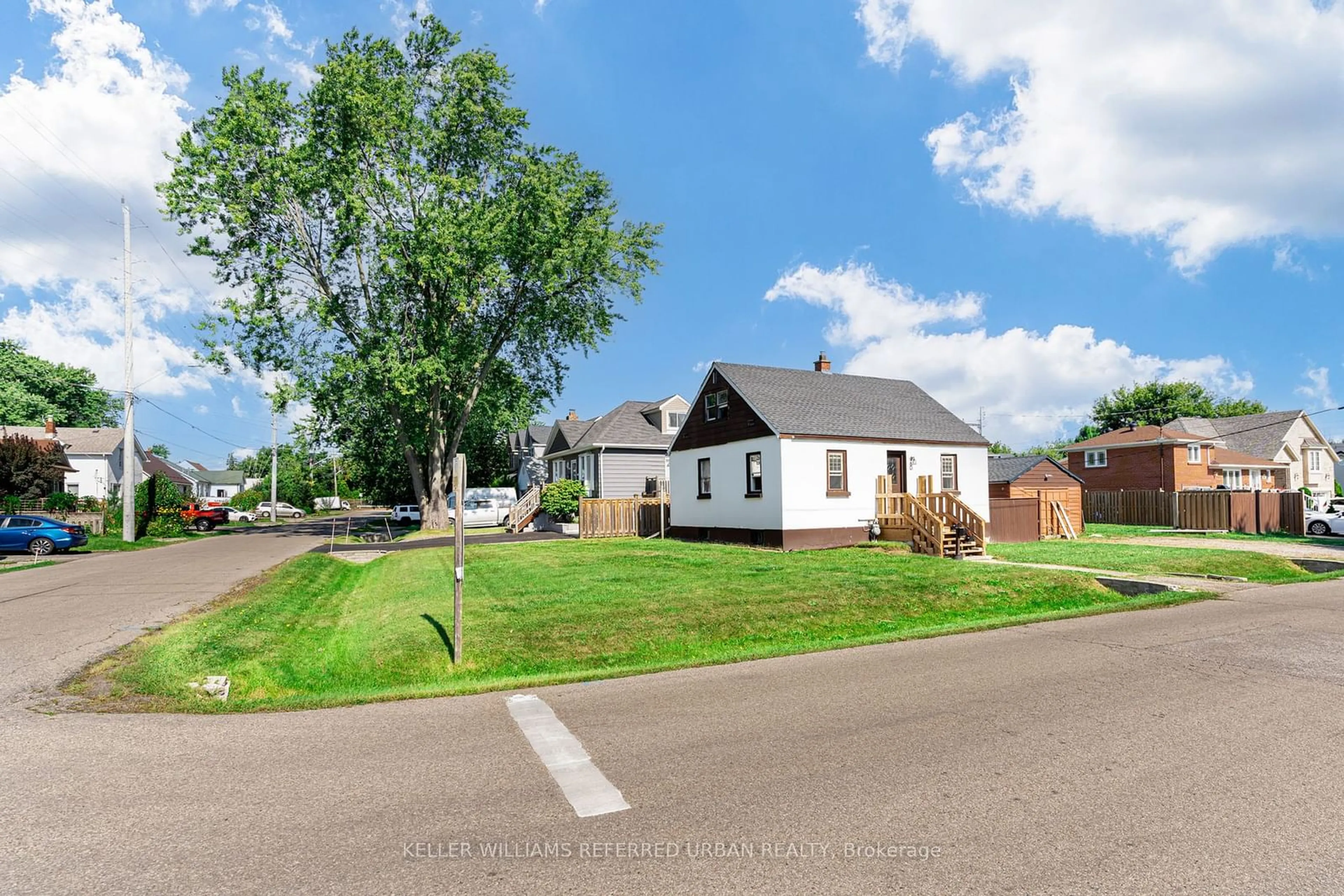 Frontside or backside of a home, the street view for 1059 Gardner Ave, Mississauga Ontario L5E 1B6