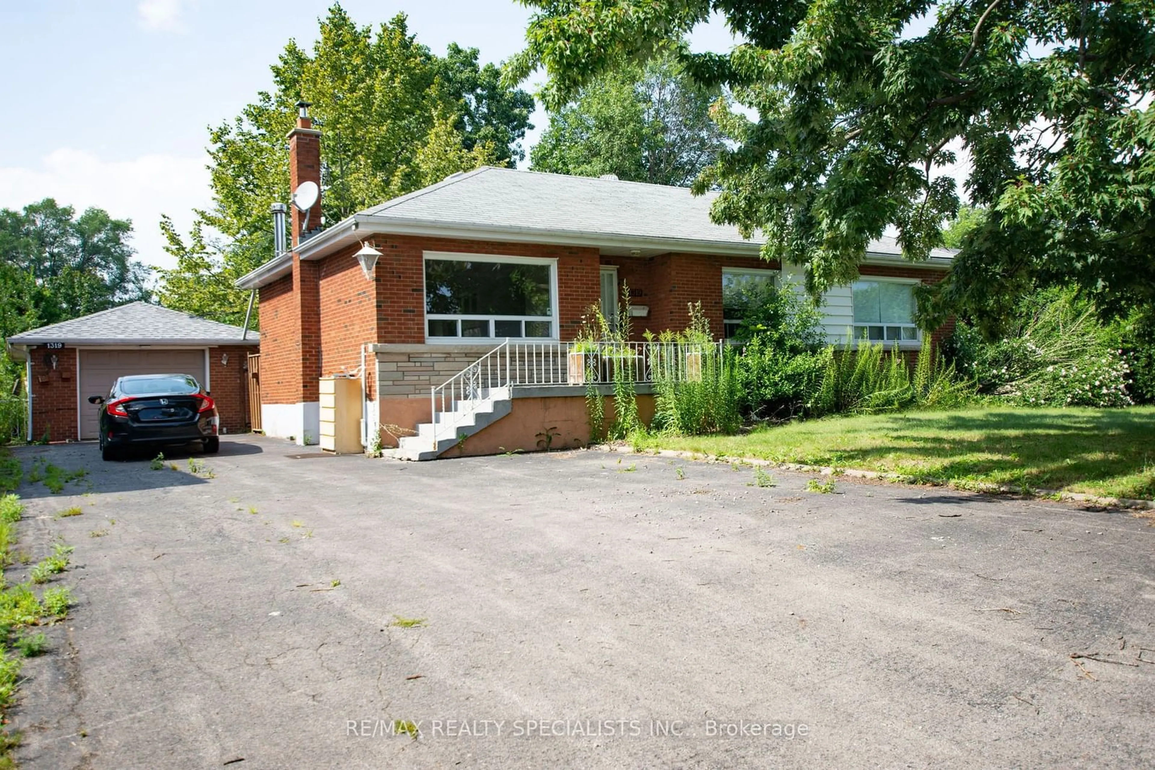 Frontside or backside of a home, cottage for 1319 Rebecca St, Oakville Ontario L6L 1Z3