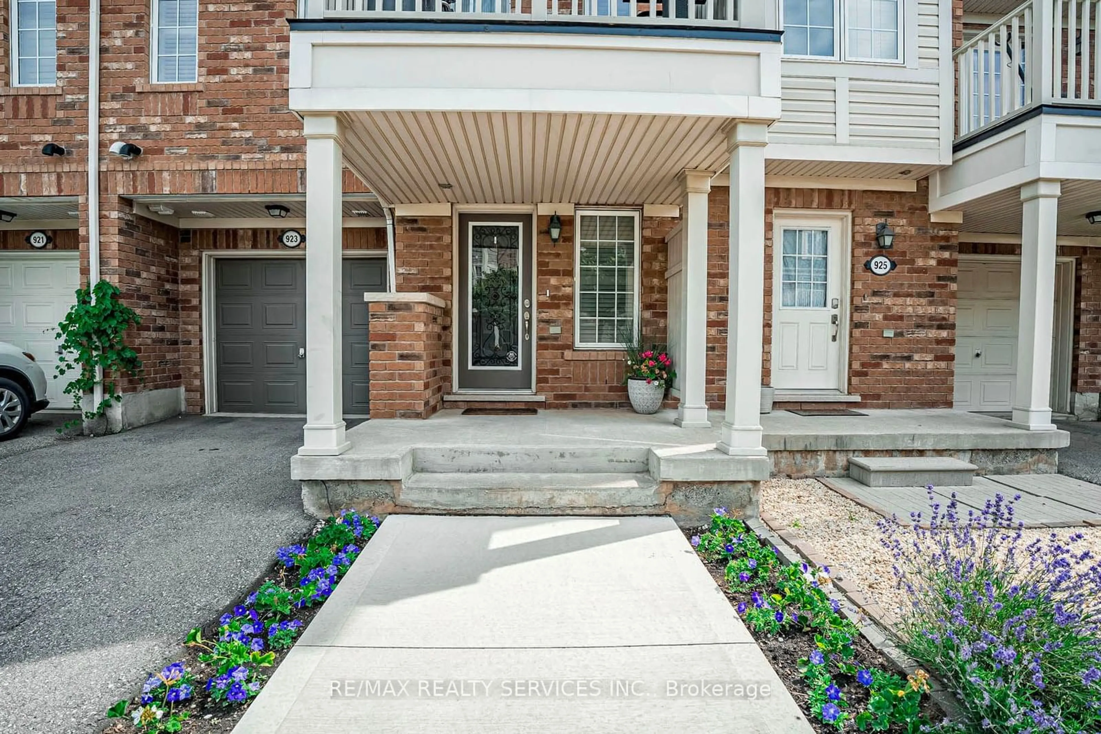 Indoor entryway, ceramic floors for 923 Sprague Pl, Milton Ontario L9T 0K8