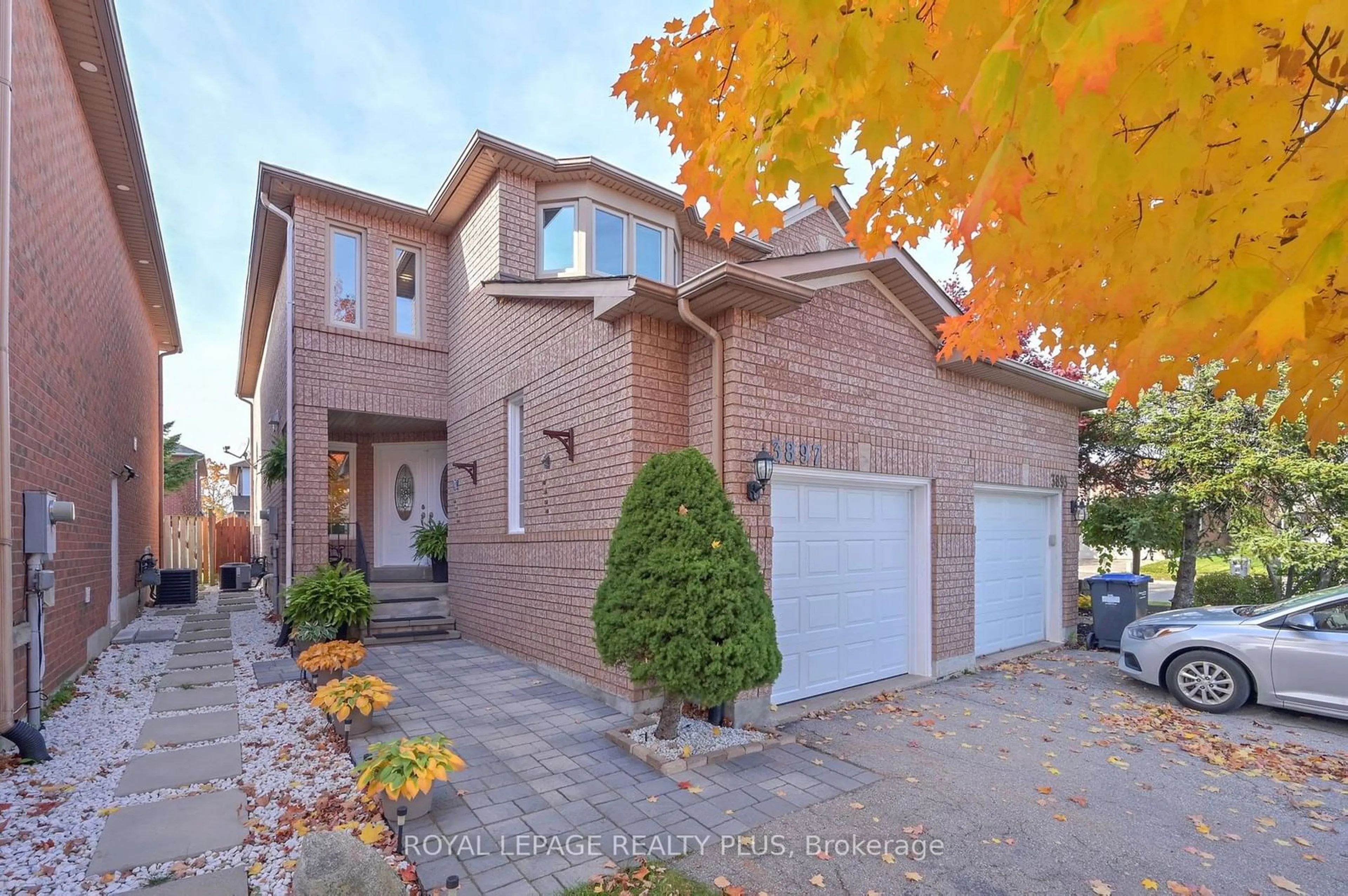 Home with brick exterior material for 3897 Honey Locust Tr, Mississauga Ontario L5N 6X4