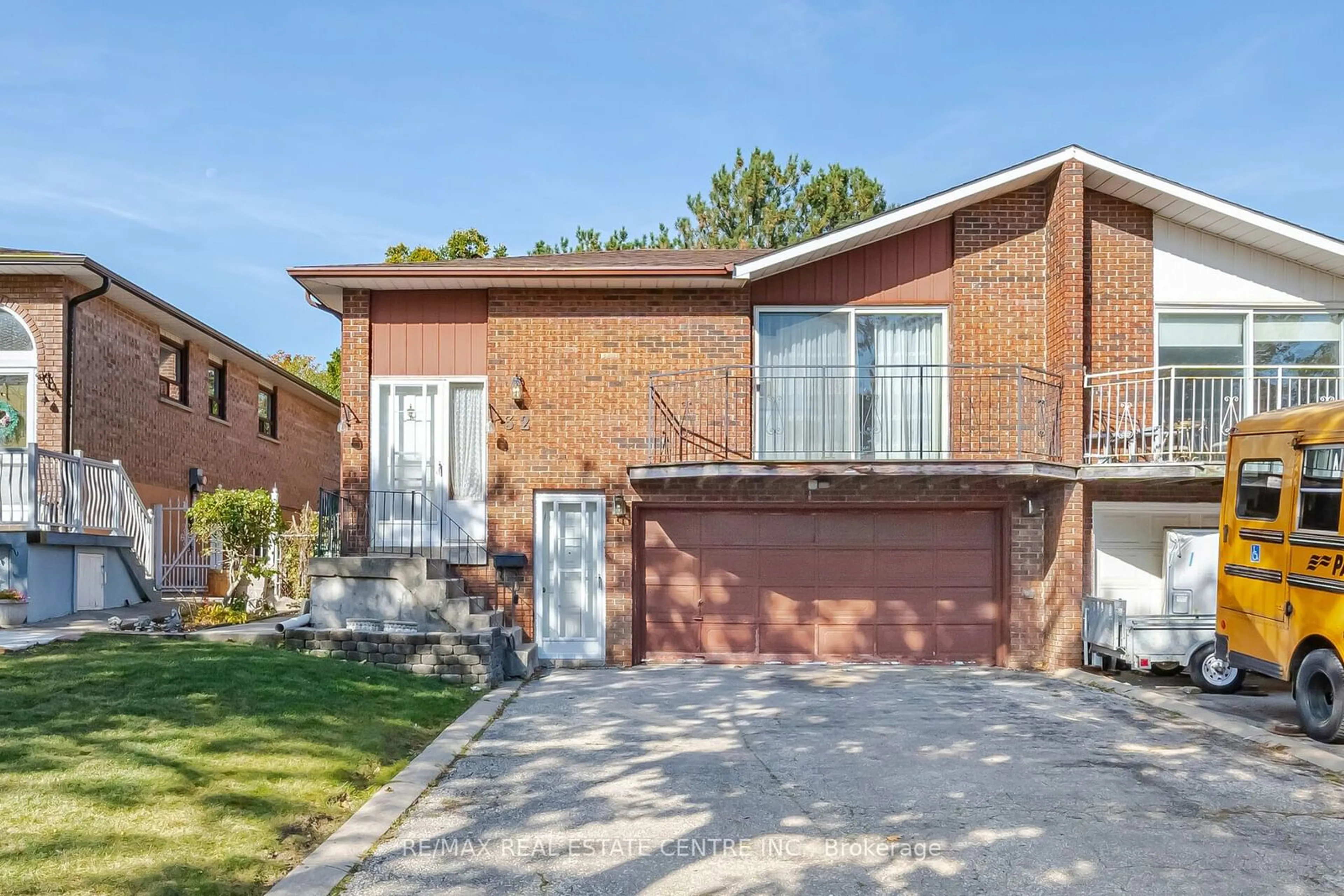 Home with brick exterior material for 32 Jade Cres, Brampton Ontario L6S 3H1