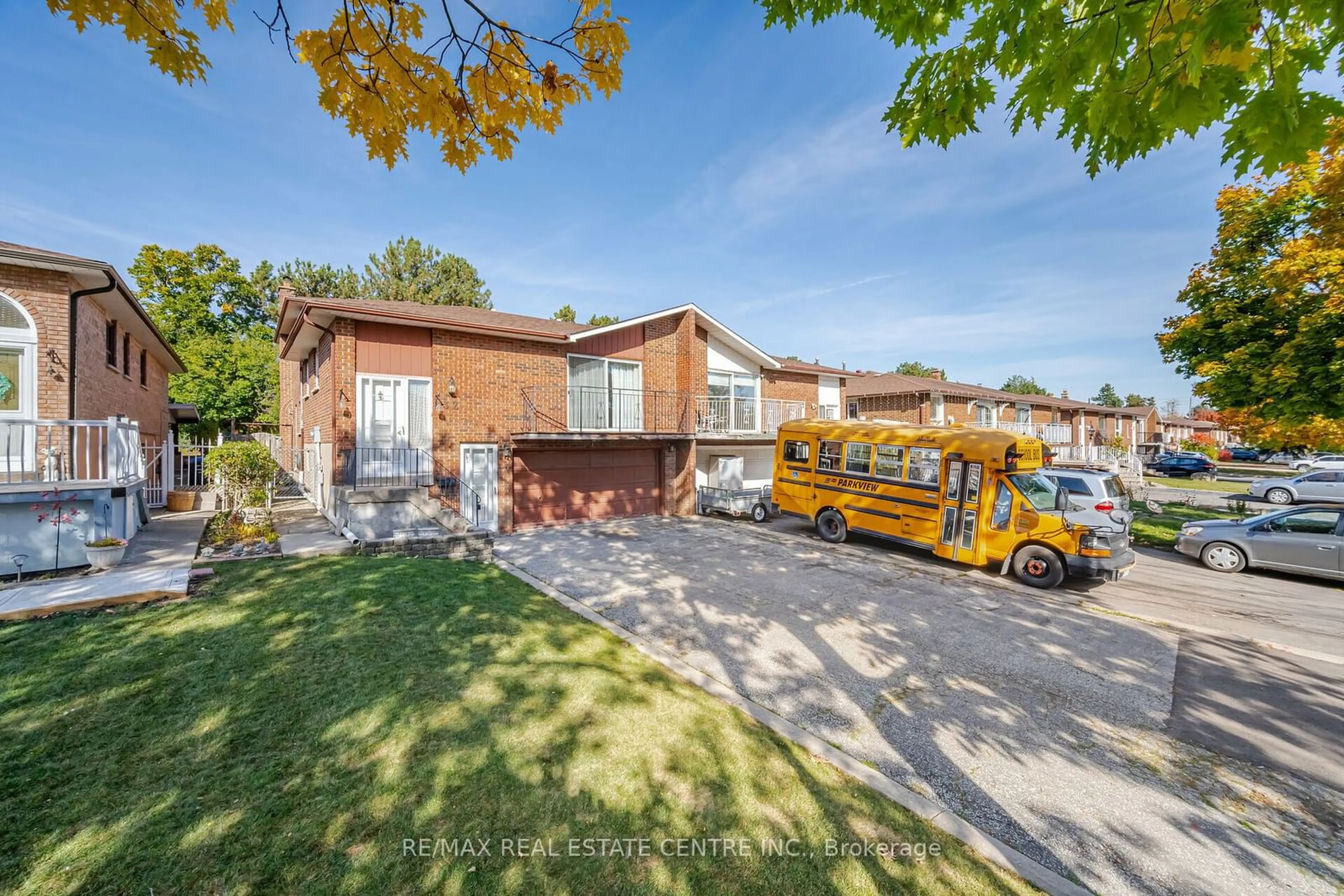 Frontside or backside of a home, the street view for 32 Jade Cres, Brampton Ontario L6S 3H1