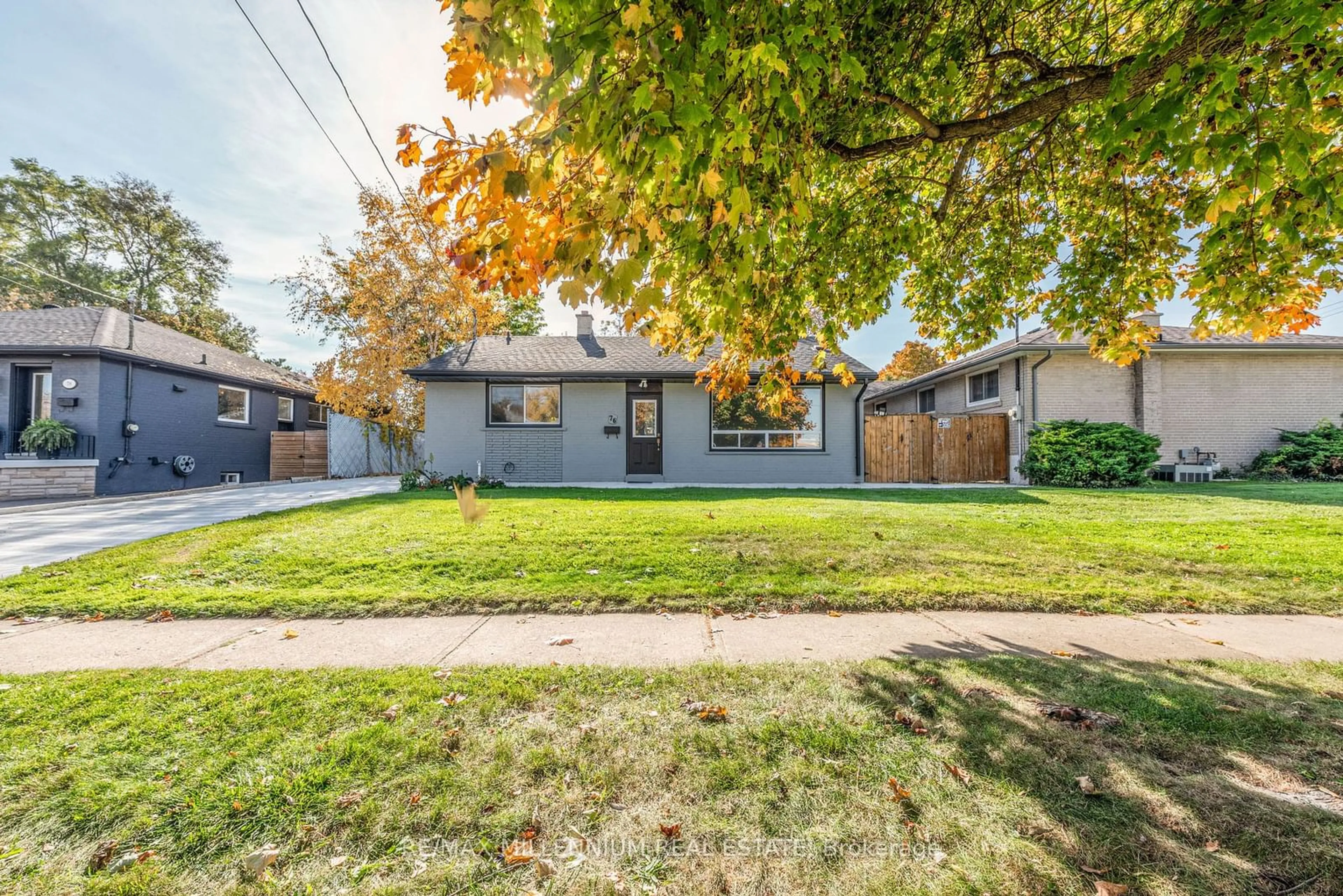 Frontside or backside of a home, the street view for 76 Raylawn Cres, Halton Hills Ontario L7G 4N1