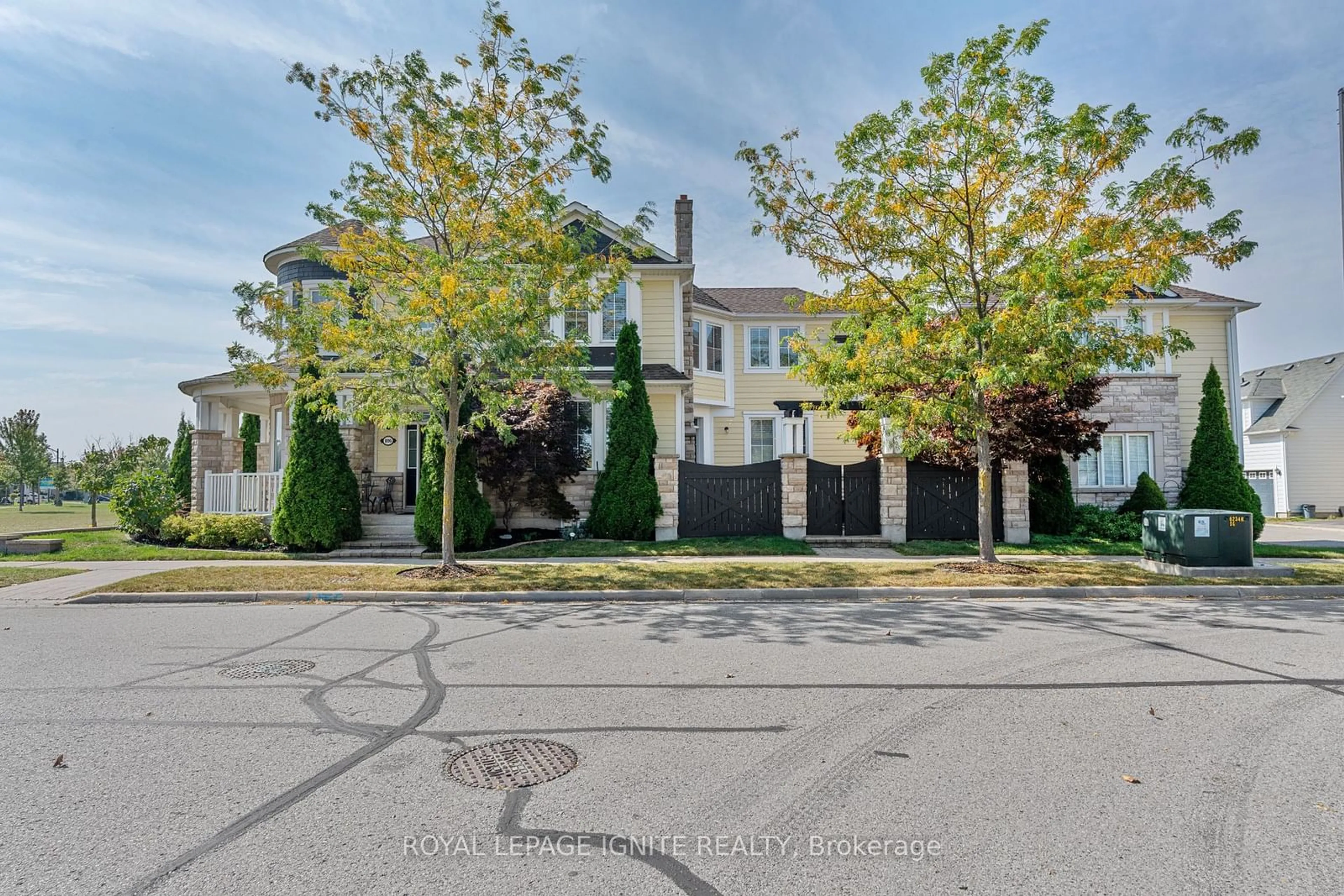 A pic from exterior of the house or condo, the street view for 896 Moreau Lane, Milton Ontario L9T 0C9