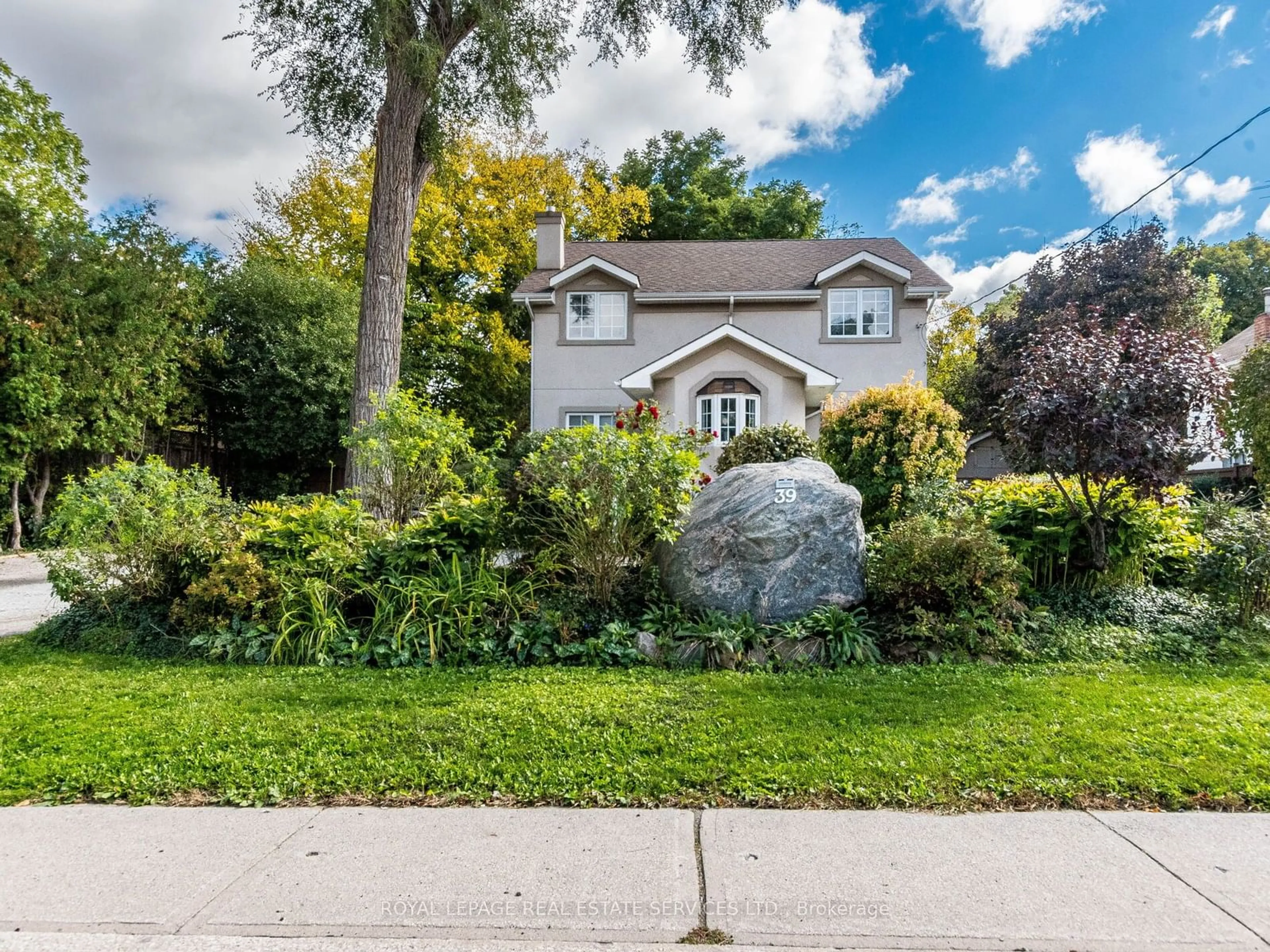 Frontside or backside of a home, the street view for 39 Clarence St, Brampton Ontario L6W 1S2