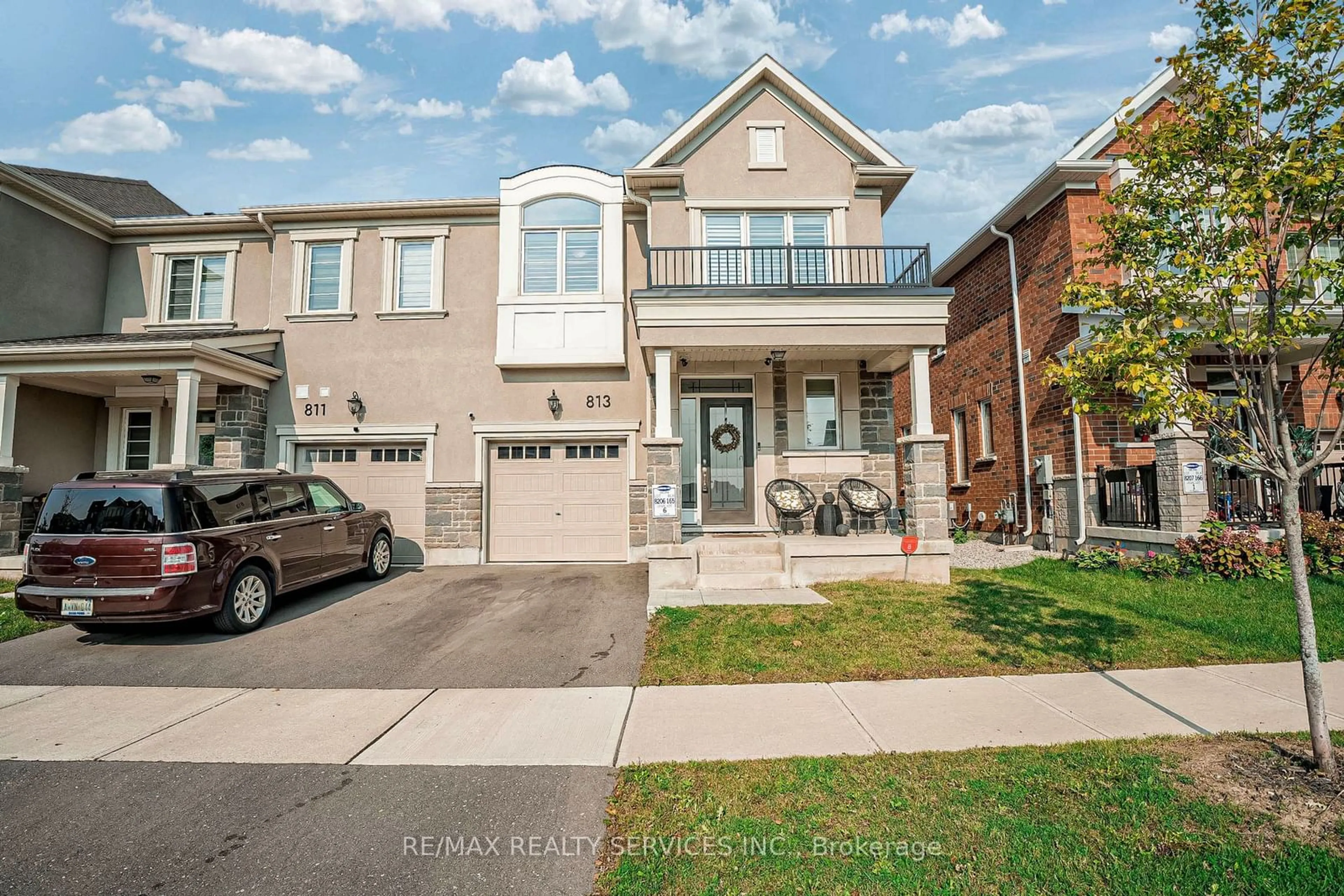 A pic from exterior of the house or condo, the street view for 813 Proud Dr, Milton Ontario L9E 1S3