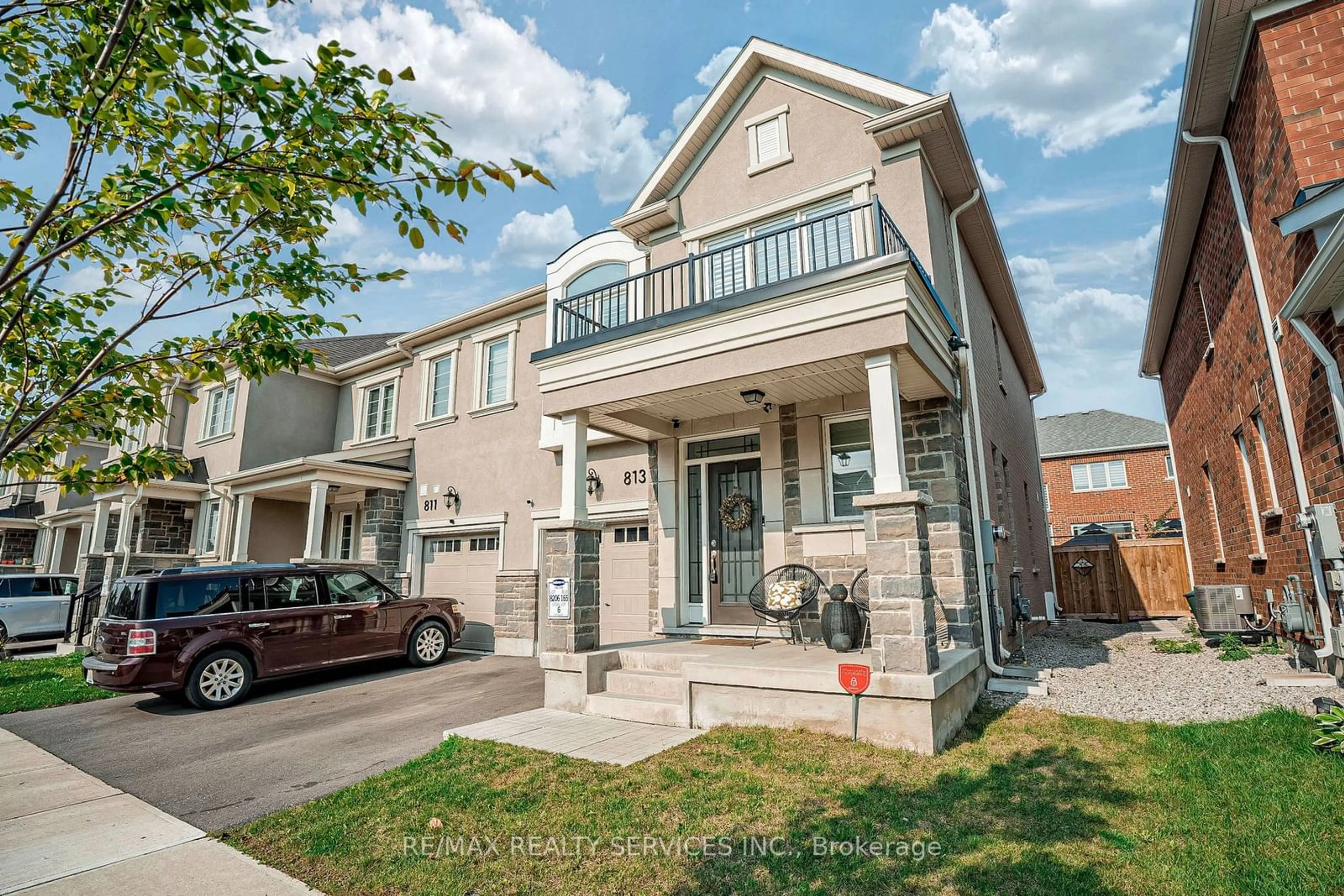 A pic from exterior of the house or condo, the street view for 813 Proud Dr, Milton Ontario L9E 1S3