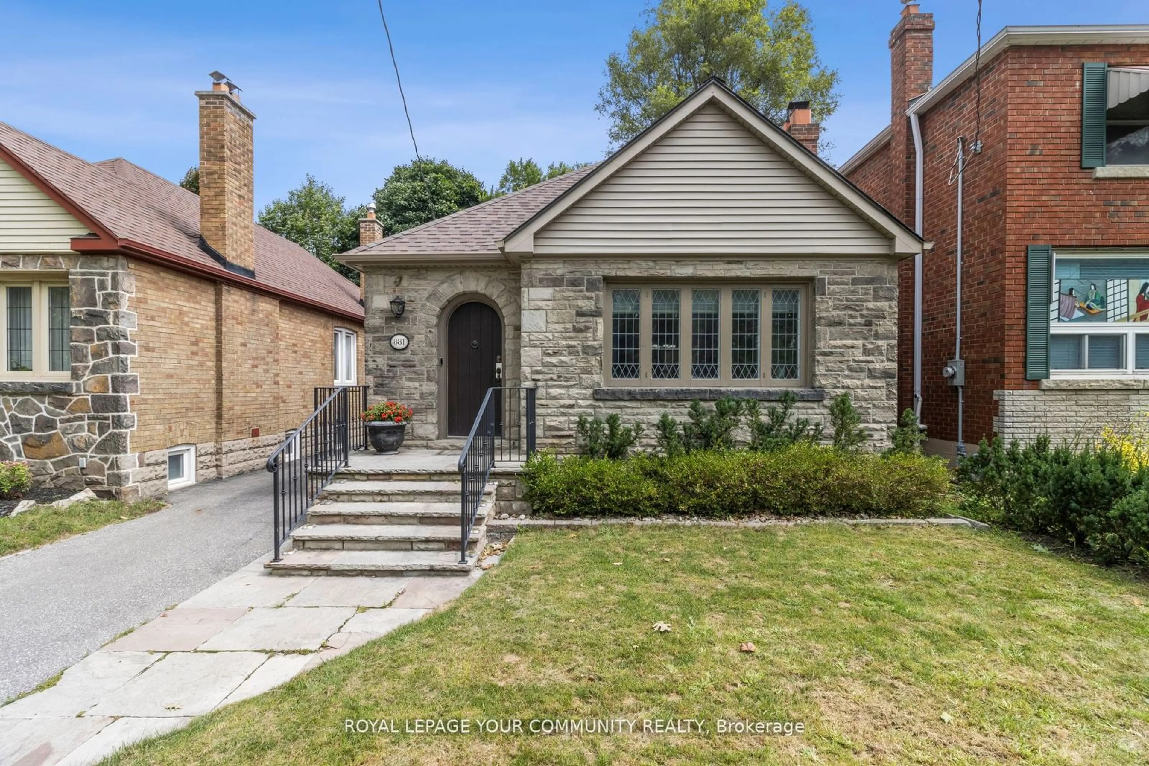 Home with brick exterior material for 881 Royal York Rd, Toronto Ontario M8Y 2V5