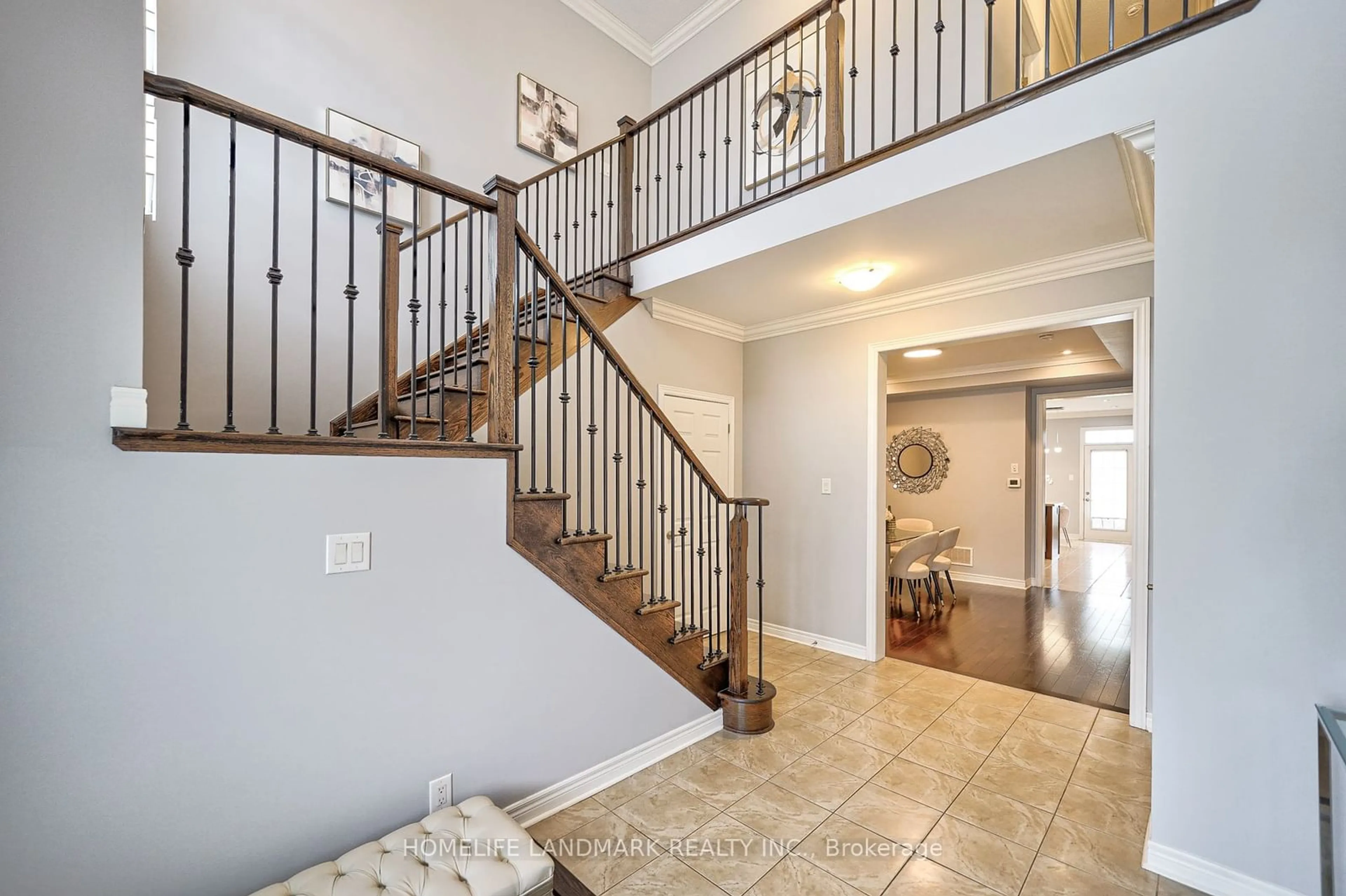 Indoor entryway, wood floors for 101 Kaitting Tr, Oakville Ontario L6M 0T6