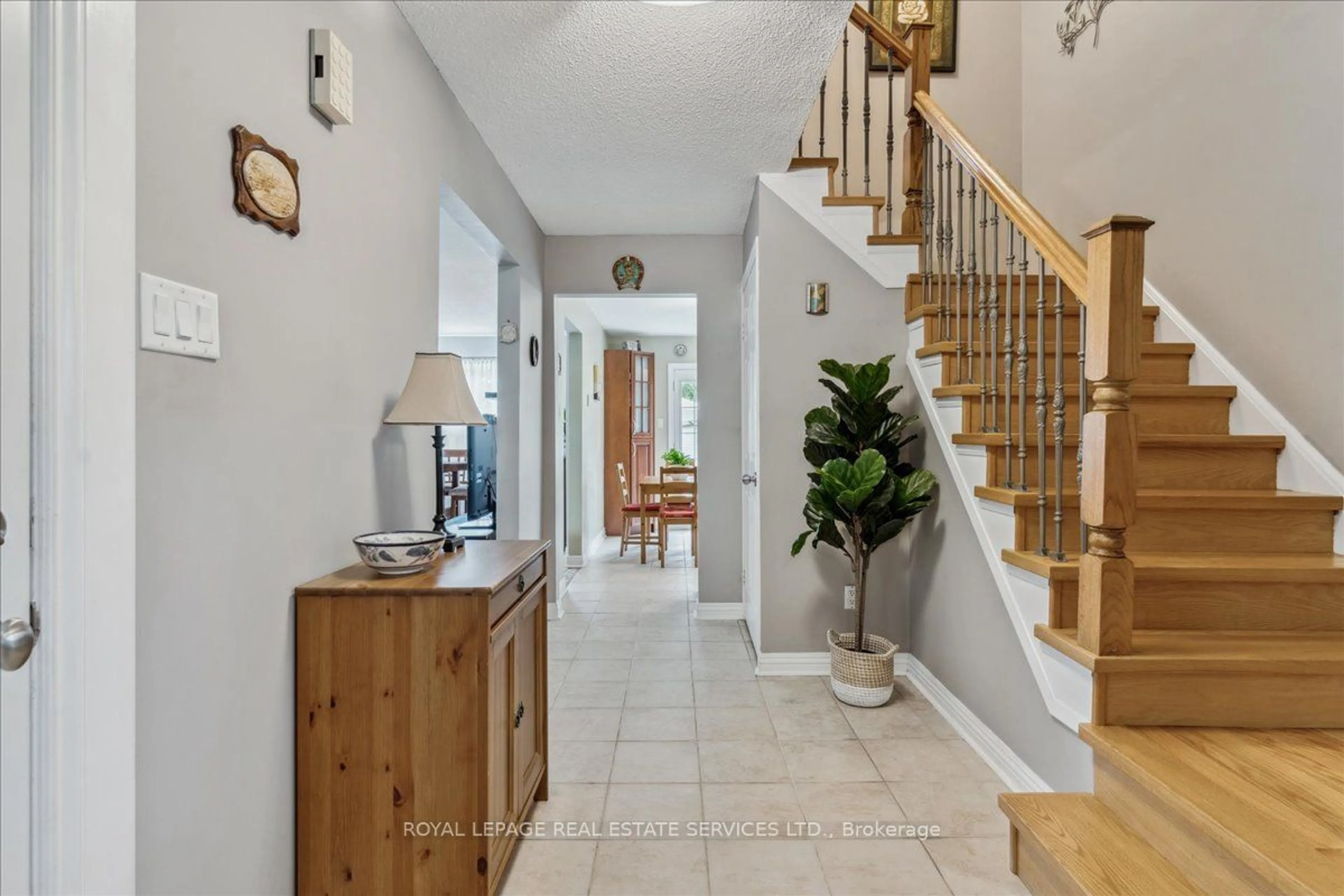 Indoor entryway, wood floors for 211 Murray St, Brampton Ontario L6X 3L8