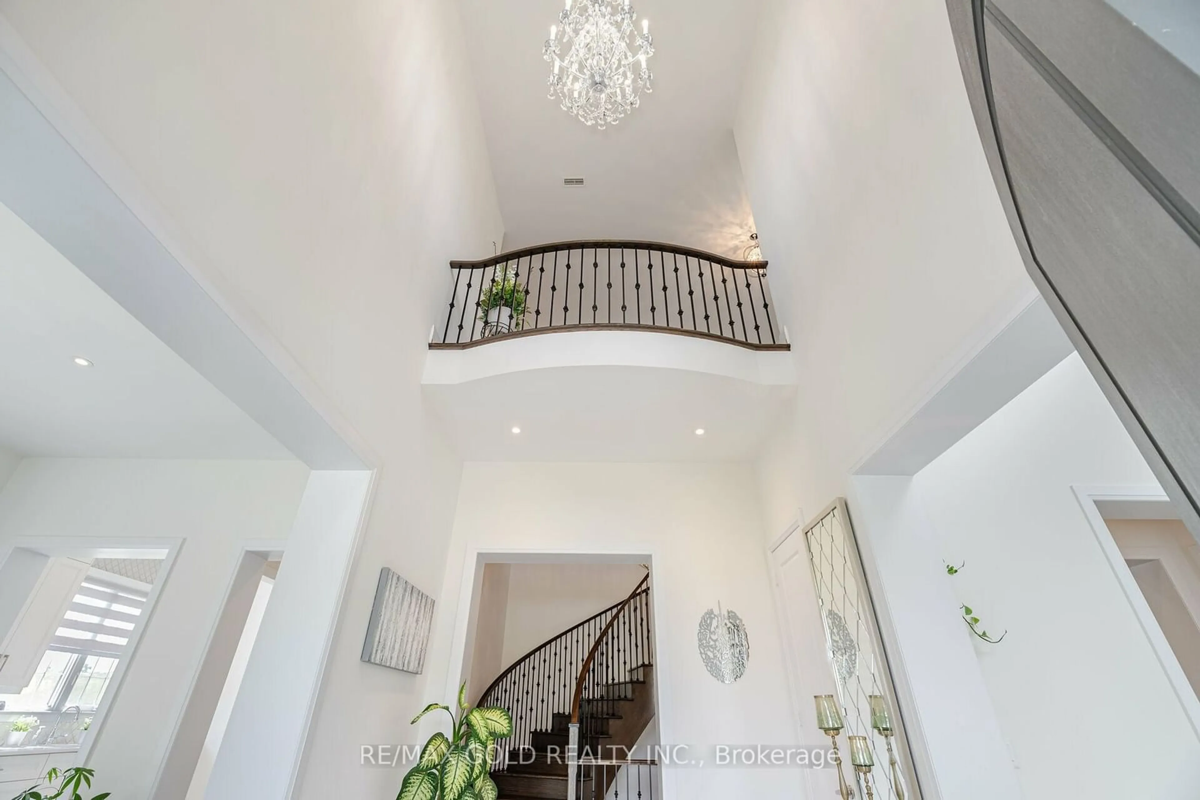 Indoor foyer, wood floors for 128 Stinson St, Caledon Ontario L7E 3N5