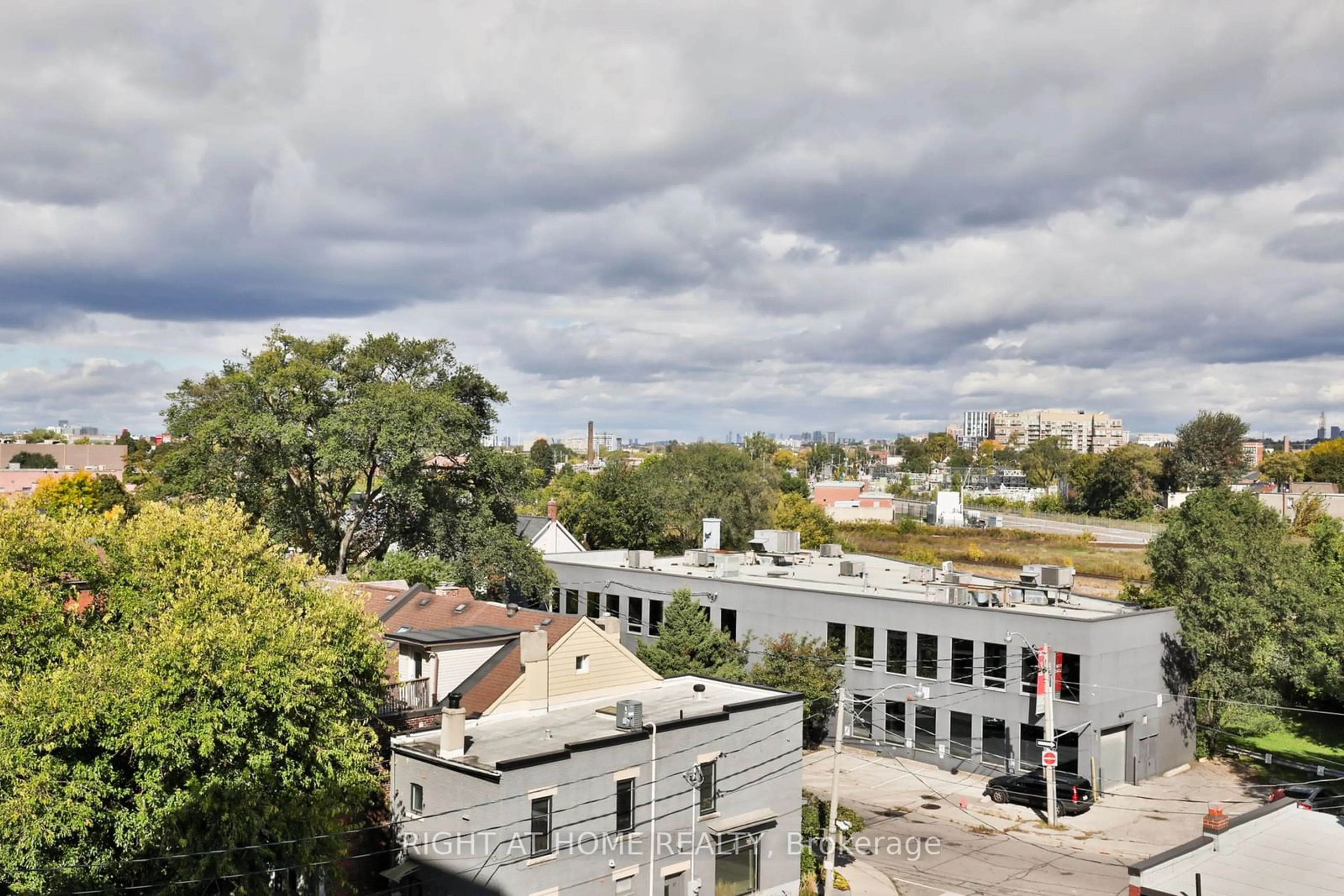 A pic from exterior of the house or condo, the view of city buildings for 2720 Dundas St #512, Toronto Ontario M6P 1Y2