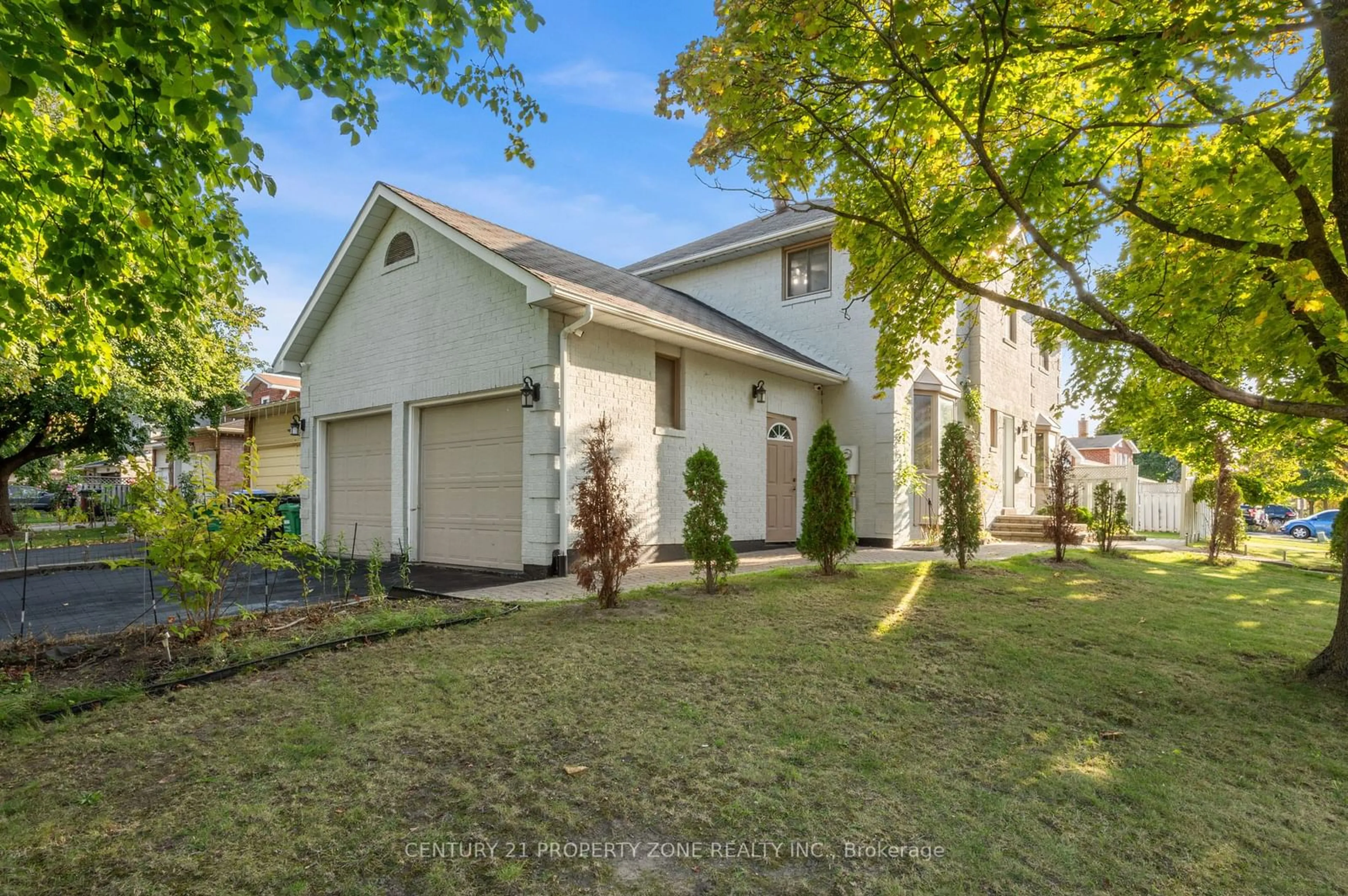 Frontside or backside of a home, cottage for 11 Corona Gate, Brampton Ontario L6Y 3N4