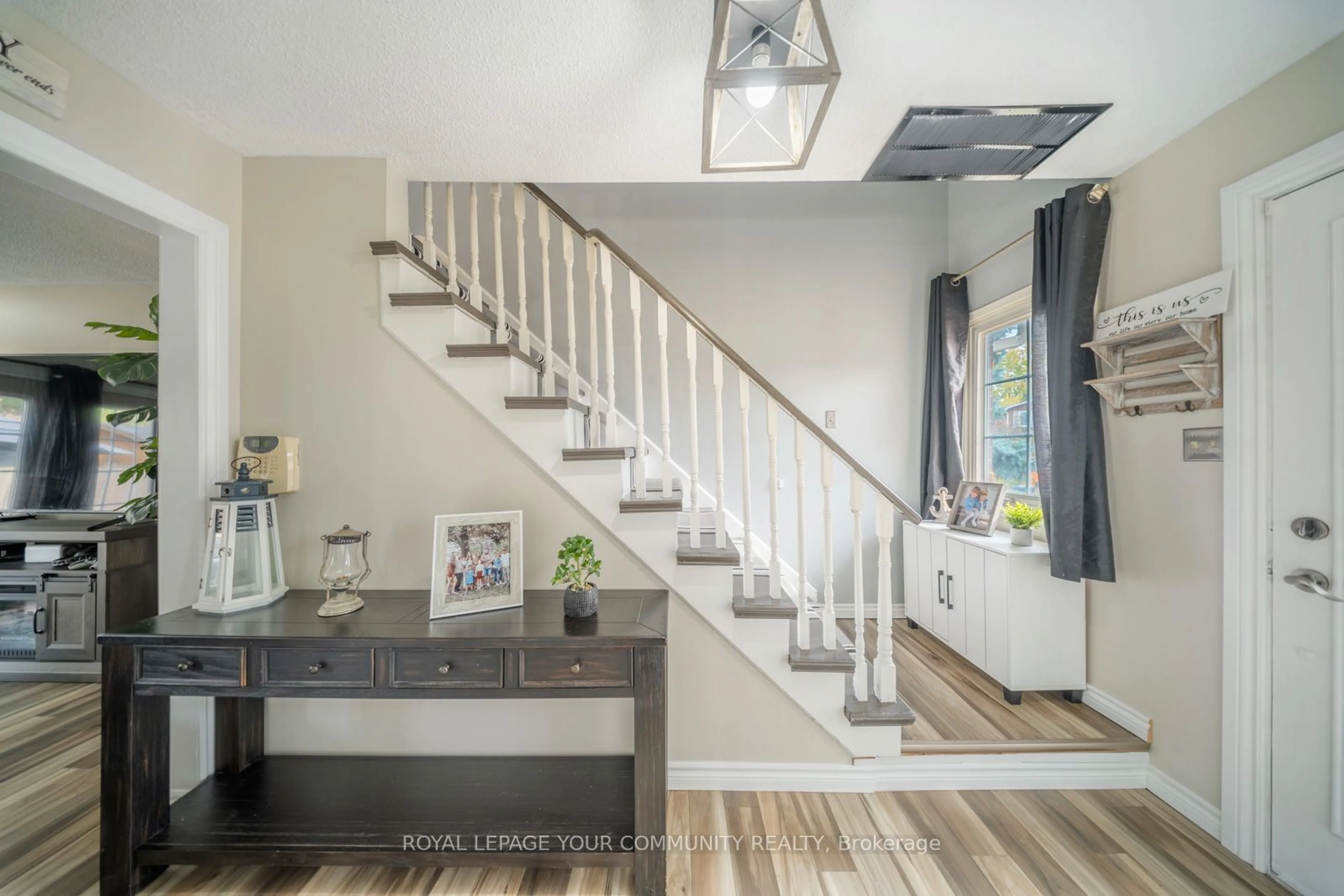 Indoor entryway, wood floors for 33 Deerpark Cres, Brampton Ontario L6X 2T6