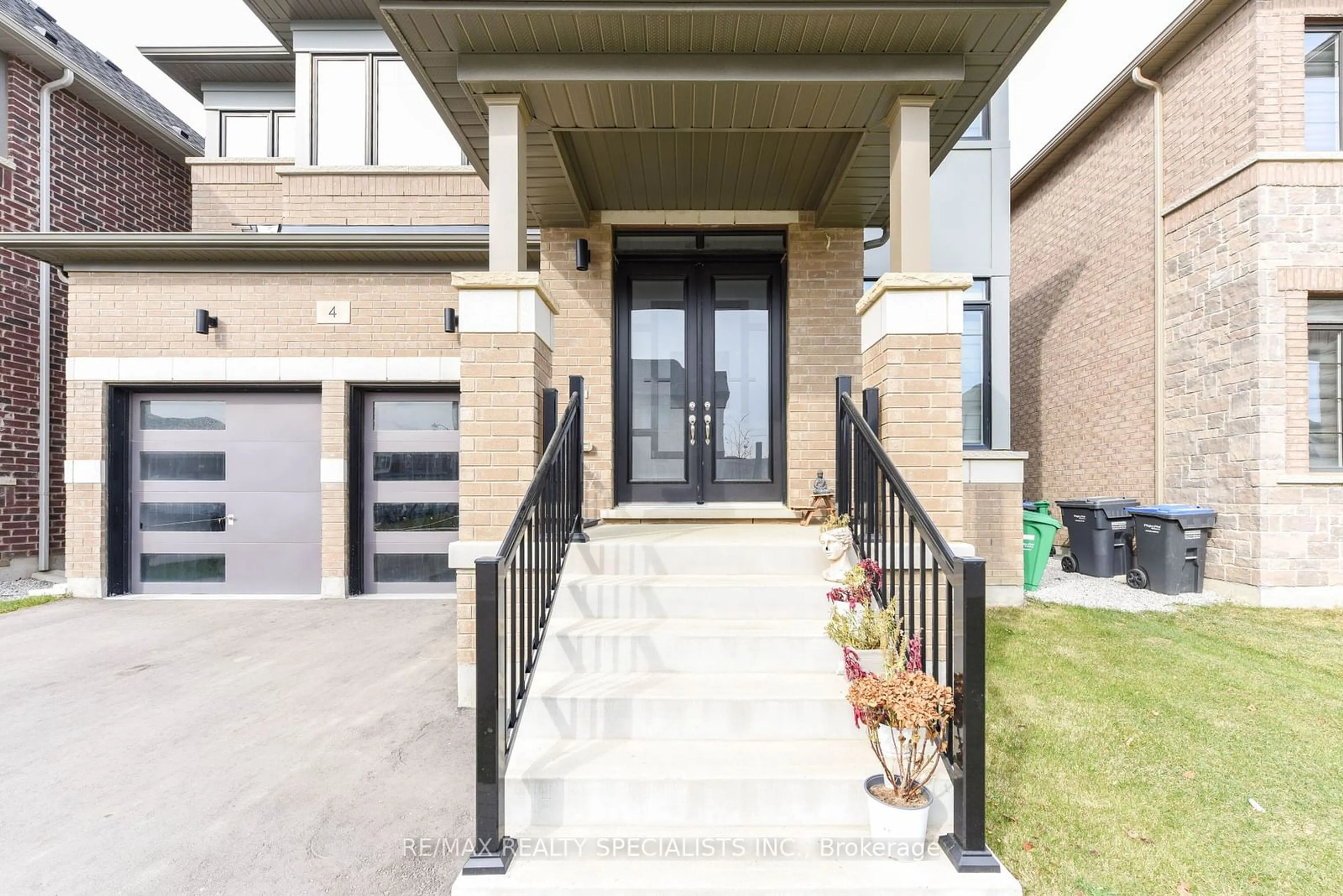 Indoor entryway, cement floor for 4 Madawaska Rd, Caledon Ontario L7C 0Y9