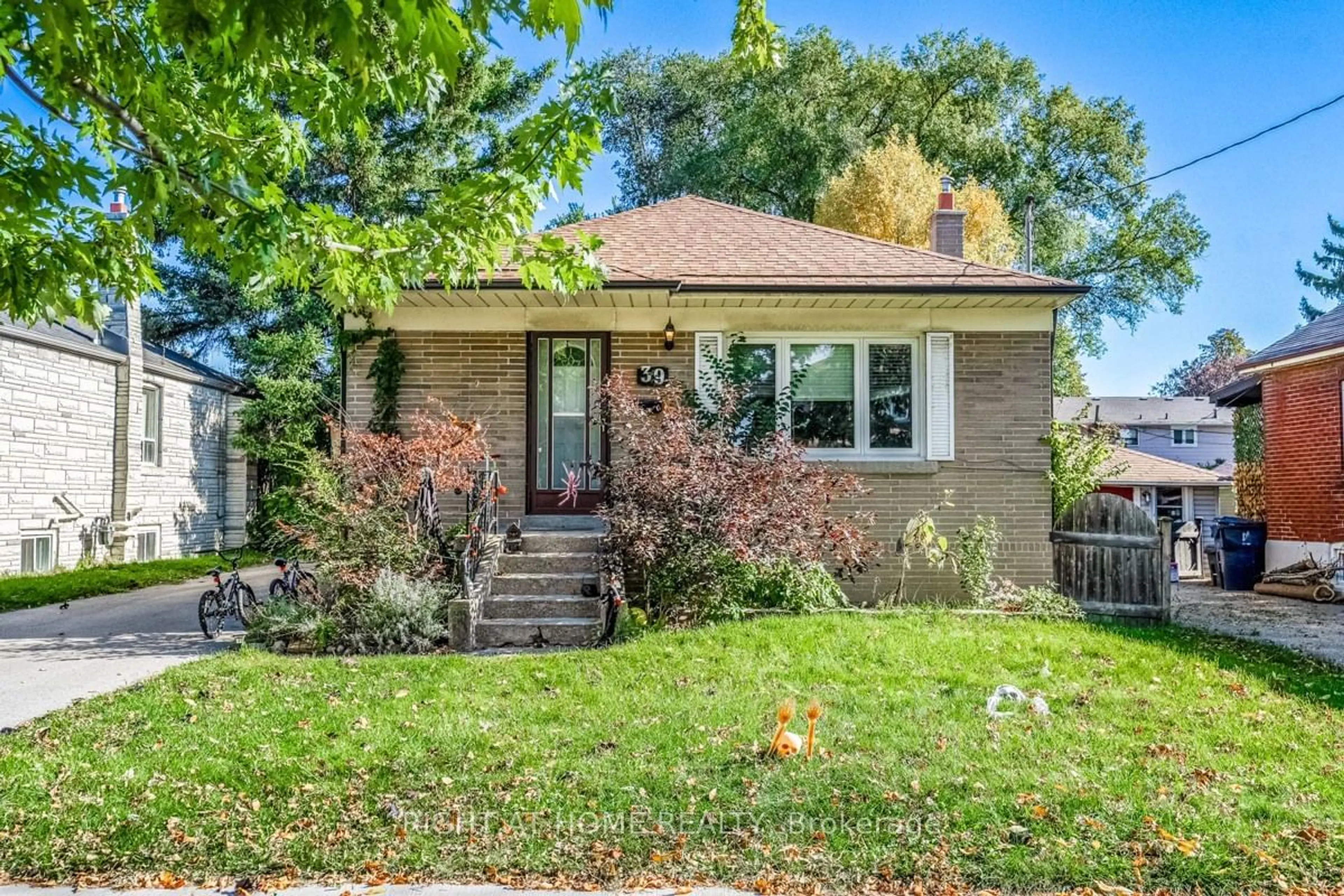 Frontside or backside of a home, cottage for 39 TREEVIEW Dr, Toronto Ontario M8W 4C1