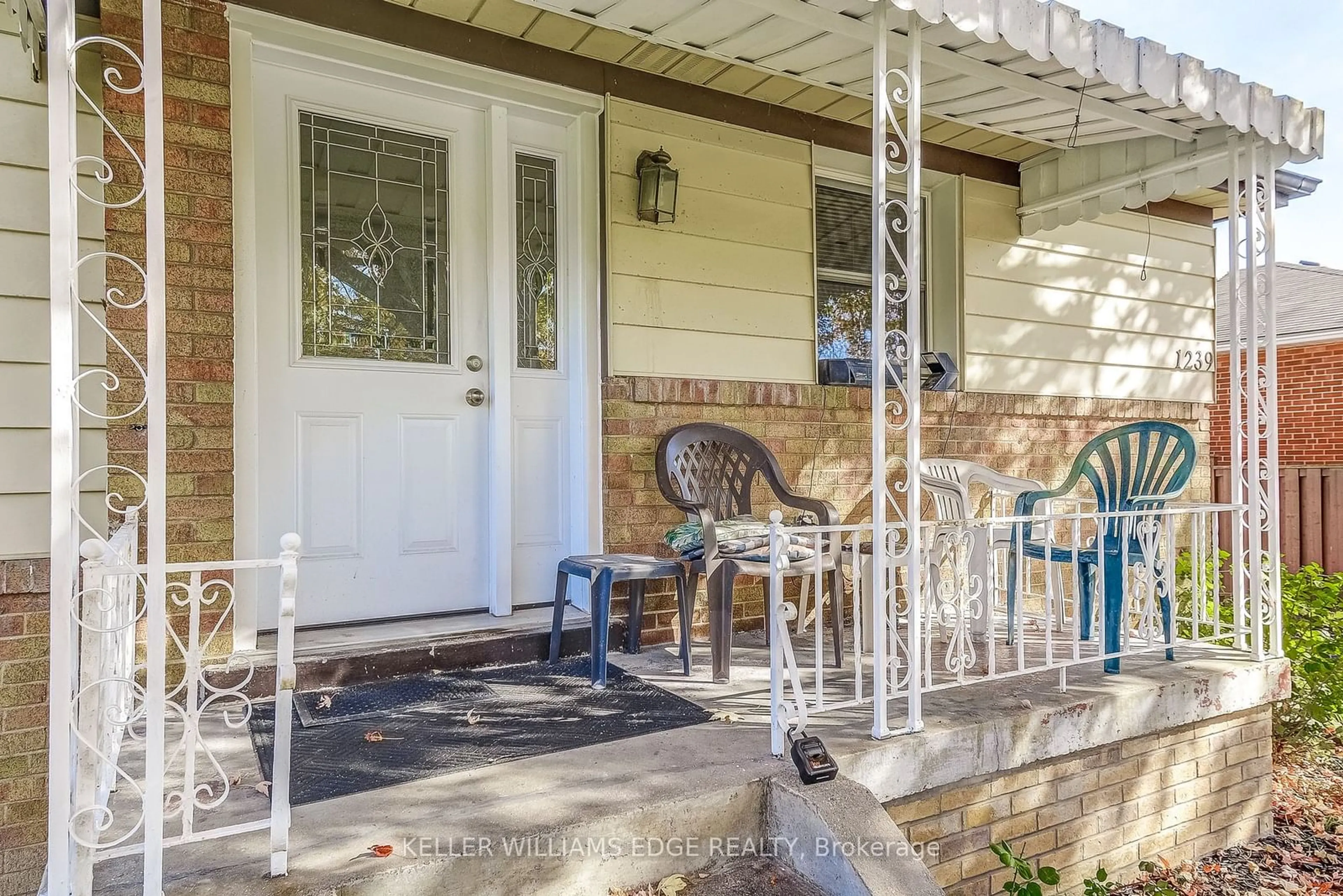 Indoor entryway, wood floors for 1239 De Quincy Cres, Burlington Ontario L7P 1E2