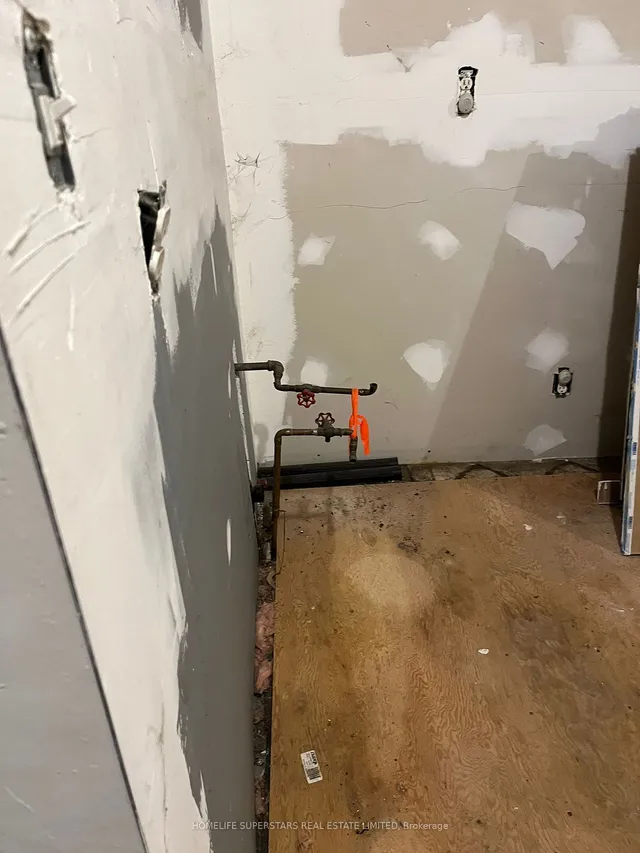 Additional property image - 2553 Dundas St