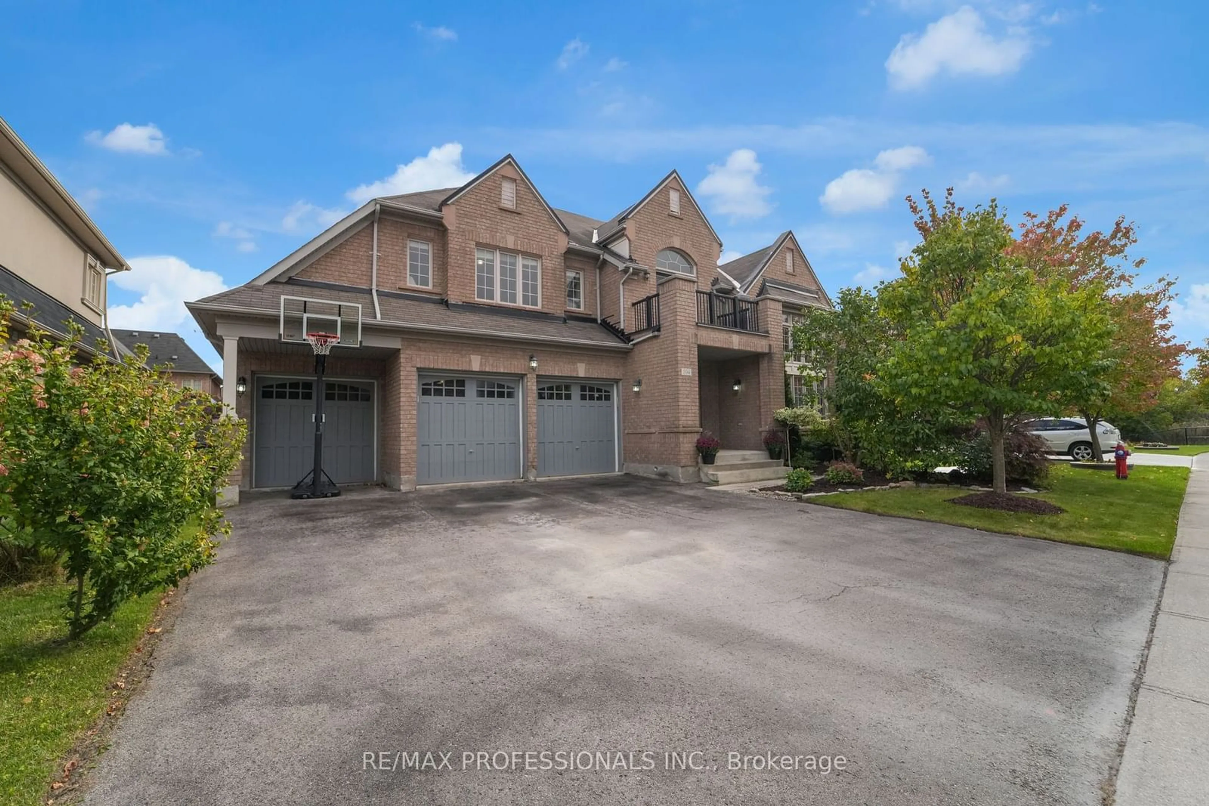 Frontside or backside of a home, the street view for 104 Bloomsbury Ave, Brampton Ontario L6P 2X1