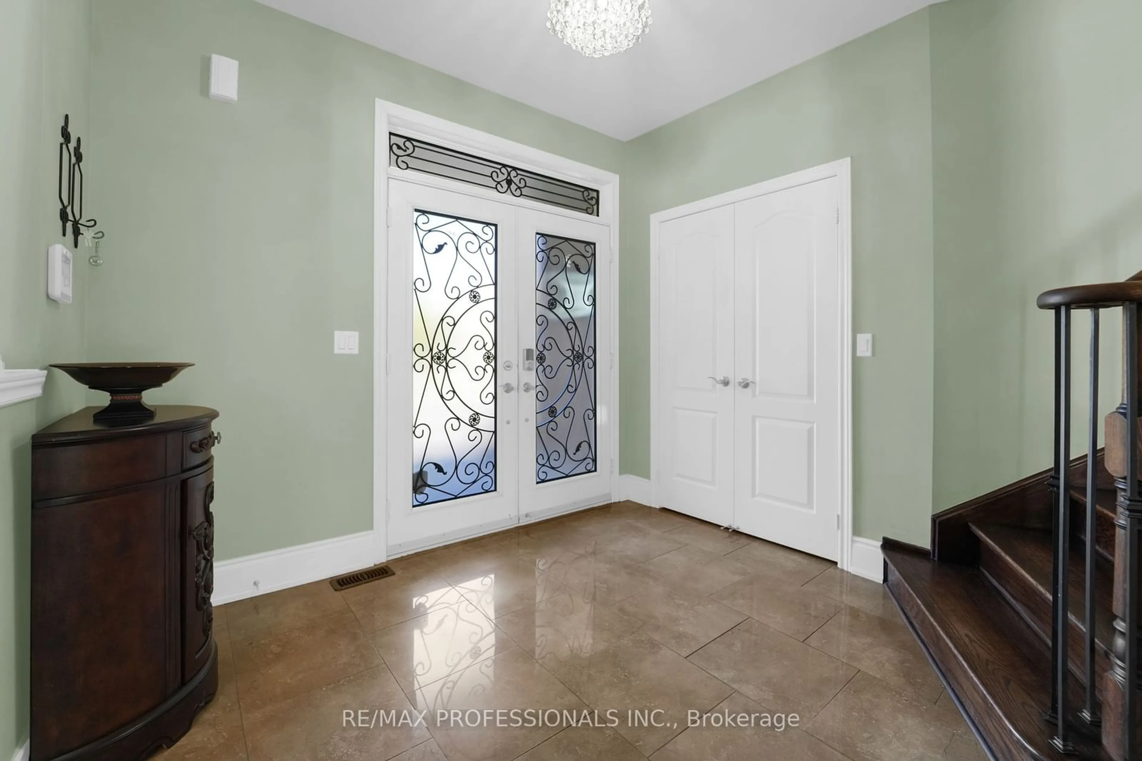 Indoor entryway, wood floors for 104 Bloomsbury Ave, Brampton Ontario L6P 2X1