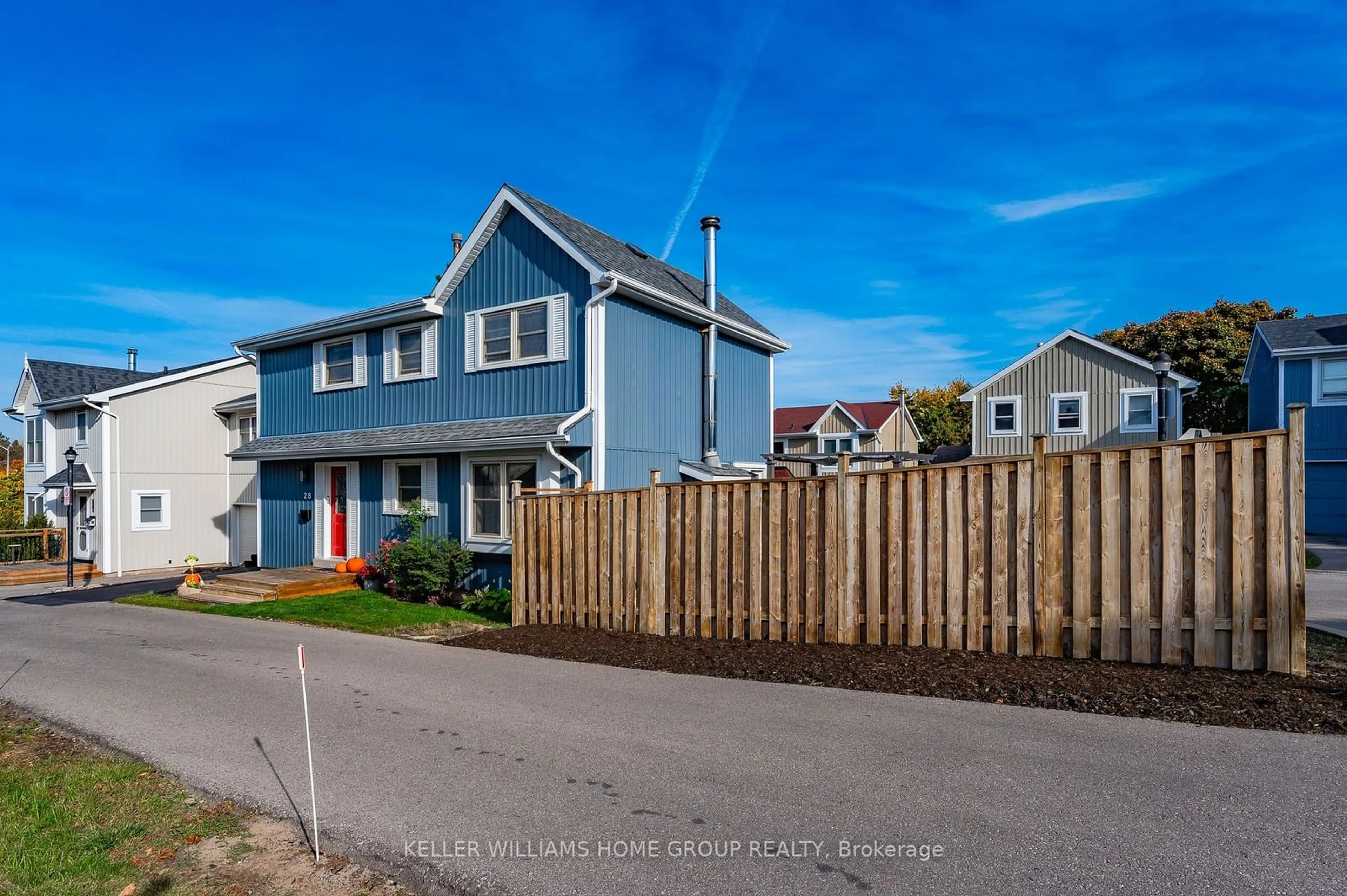 A pic from exterior of the house or condo, the fenced backyard for 28 Bent Oak Circ, Mississauga Ontario L5N 4J2