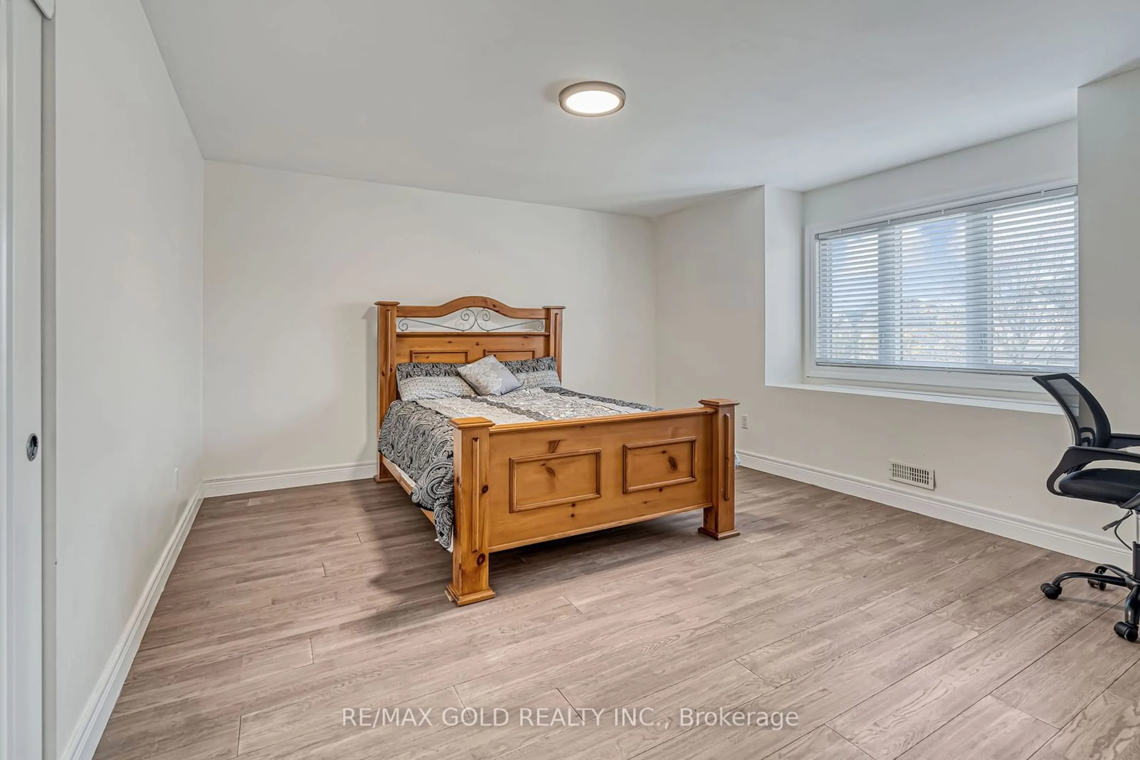 A pic of a room, wood floors for 10 Sunnybrook Cres, Brampton Ontario L7A 1Y2