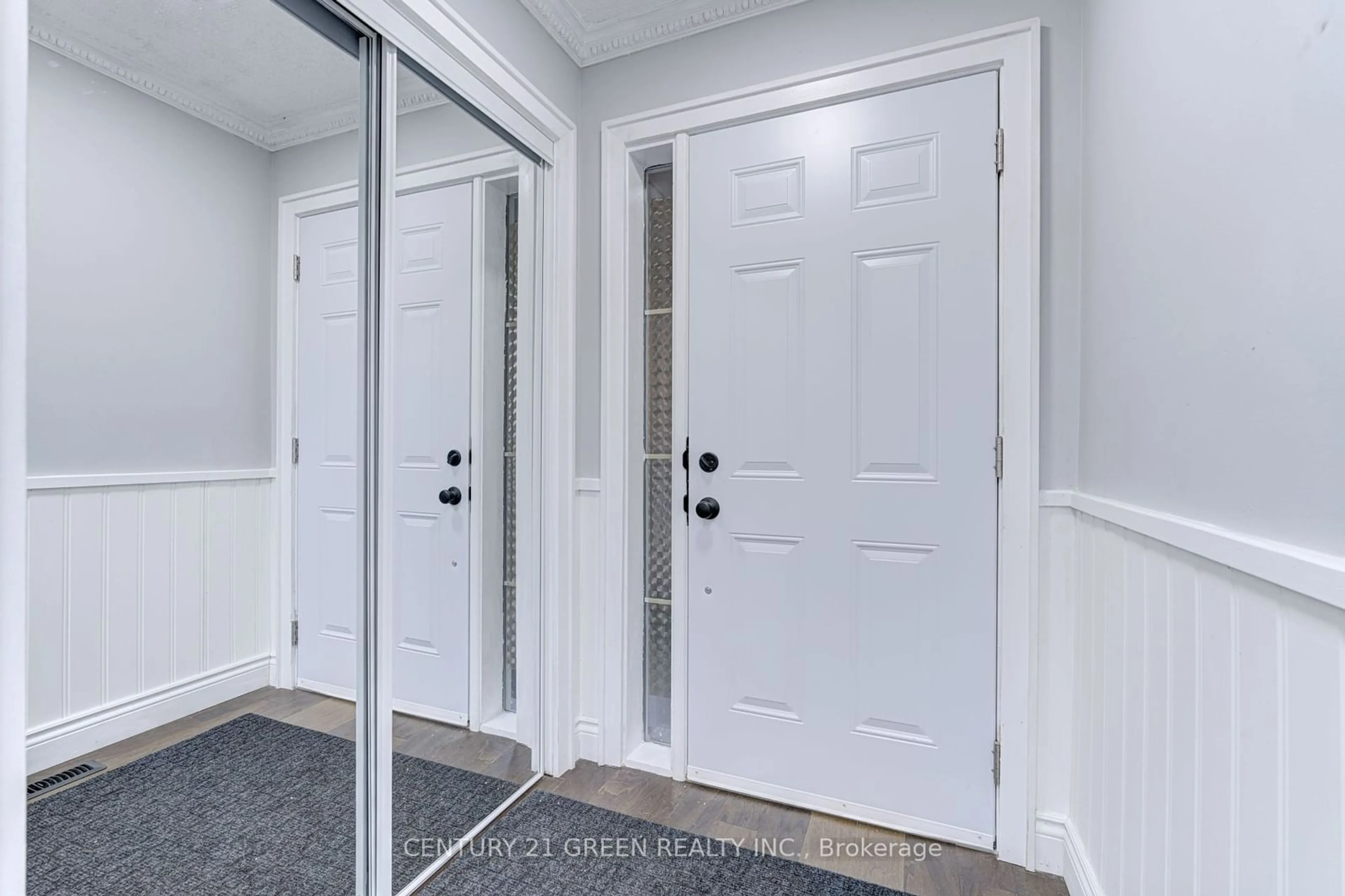 Indoor entryway, wood floors for 47 Stoneledge Circ, Brampton Ontario L6R 1J7