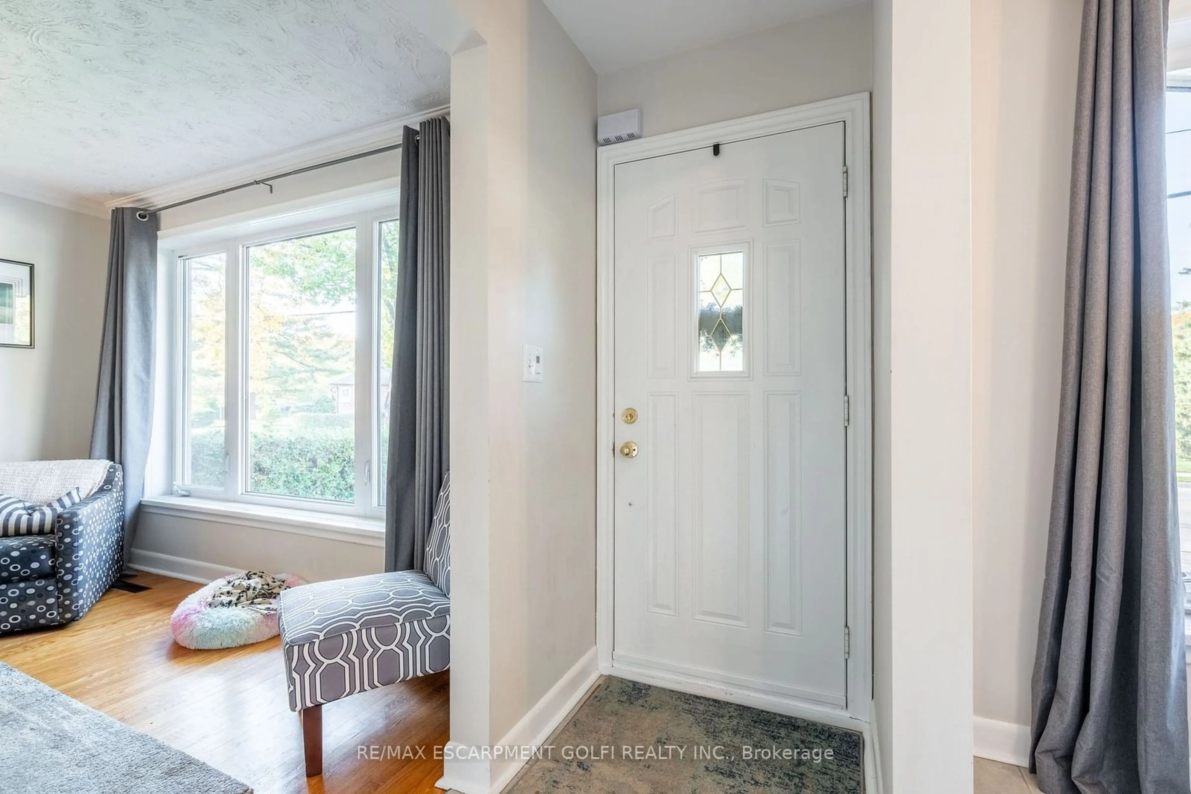 Indoor entryway, wood floors for 2290 Woodward Ave, Burlington Ontario L7R 1T6