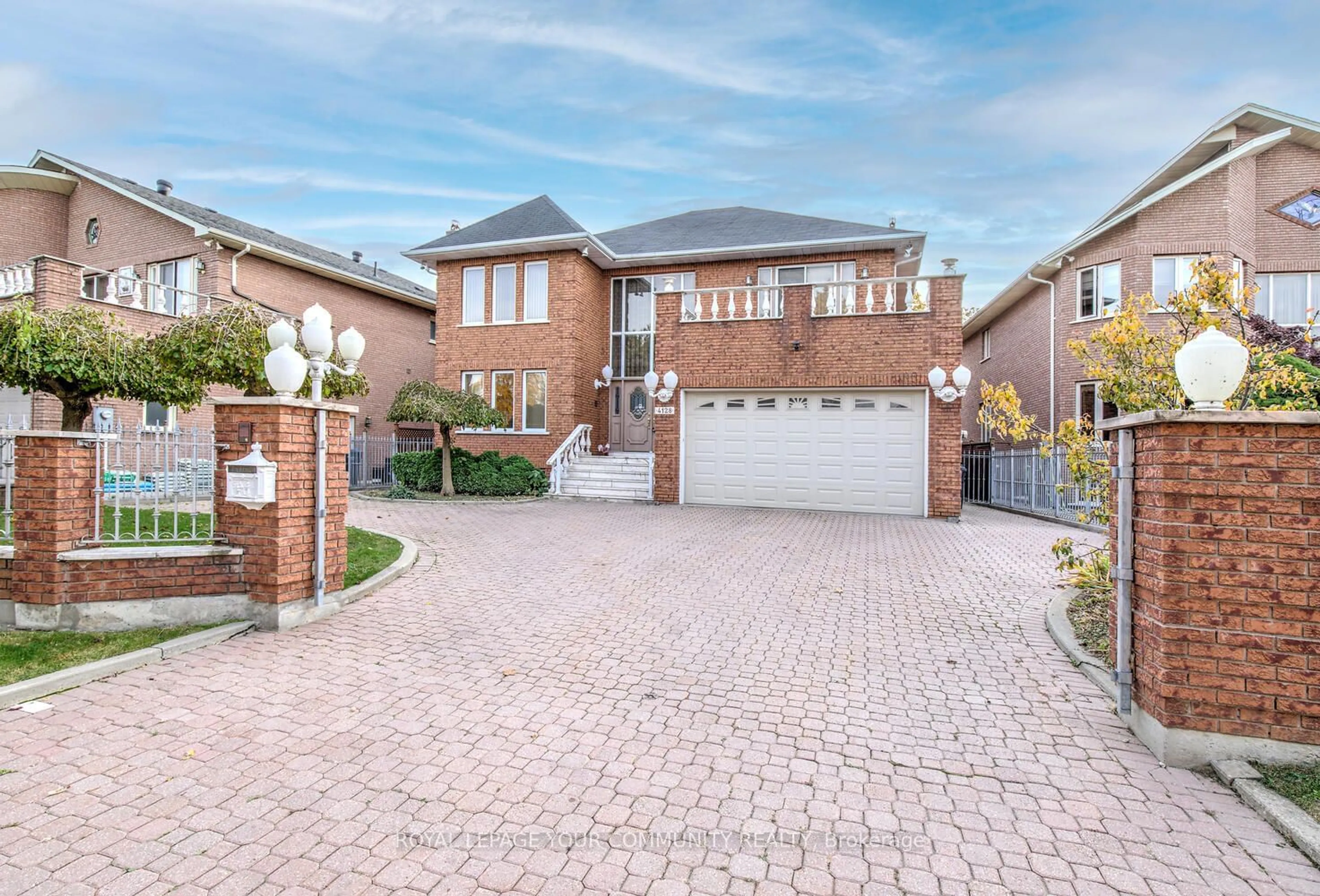 Home with brick exterior material for 4128 Tapestry Tr, Mississauga Ontario L4W 4B7