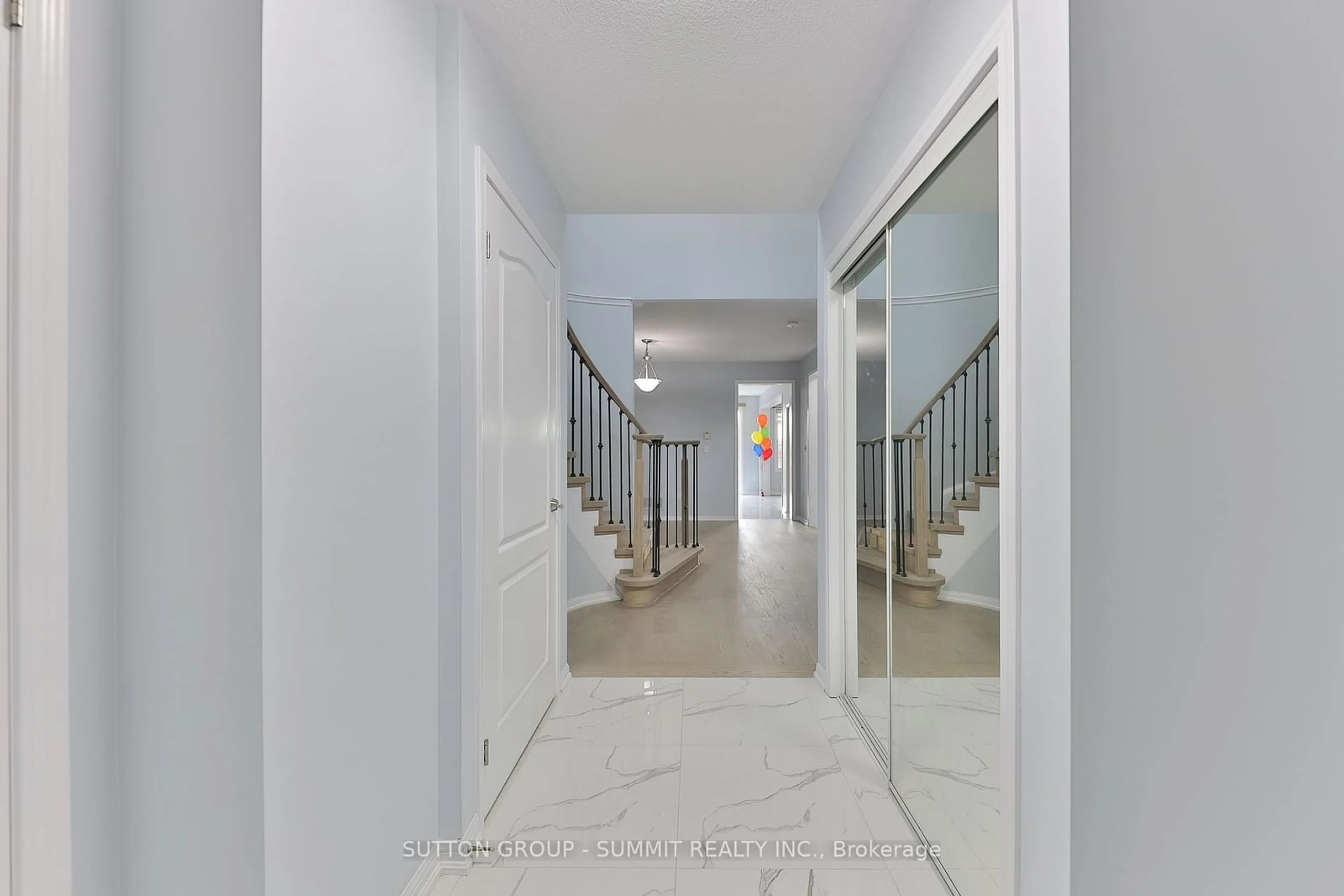 Indoor foyer, cement floor for 36 Birch Tree Tr, Brampton Ontario L6P 3M8