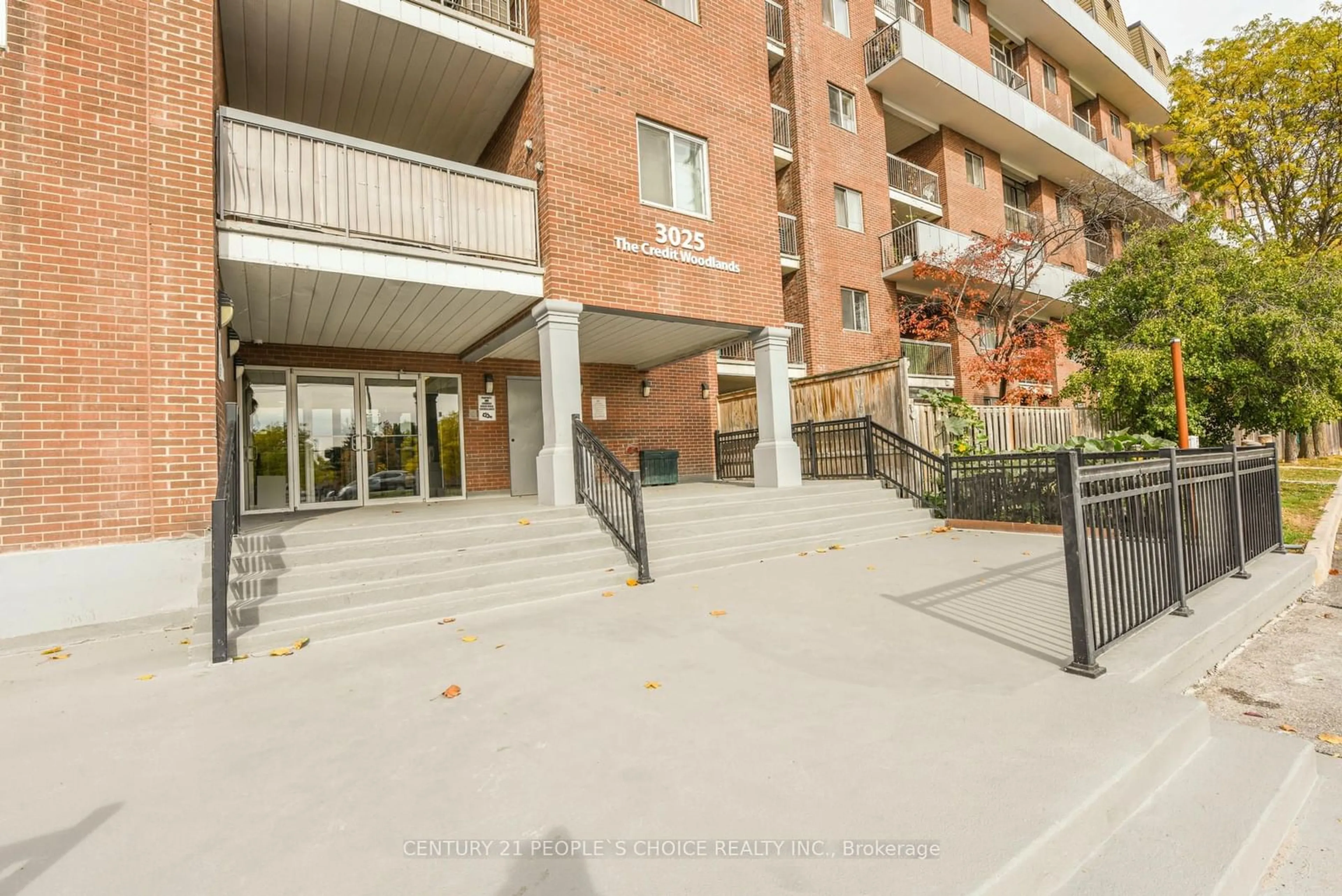 Patio, the front or back of building for 3025 The Credit Woodlands #409, Mississauga Ontario L5C 2V3