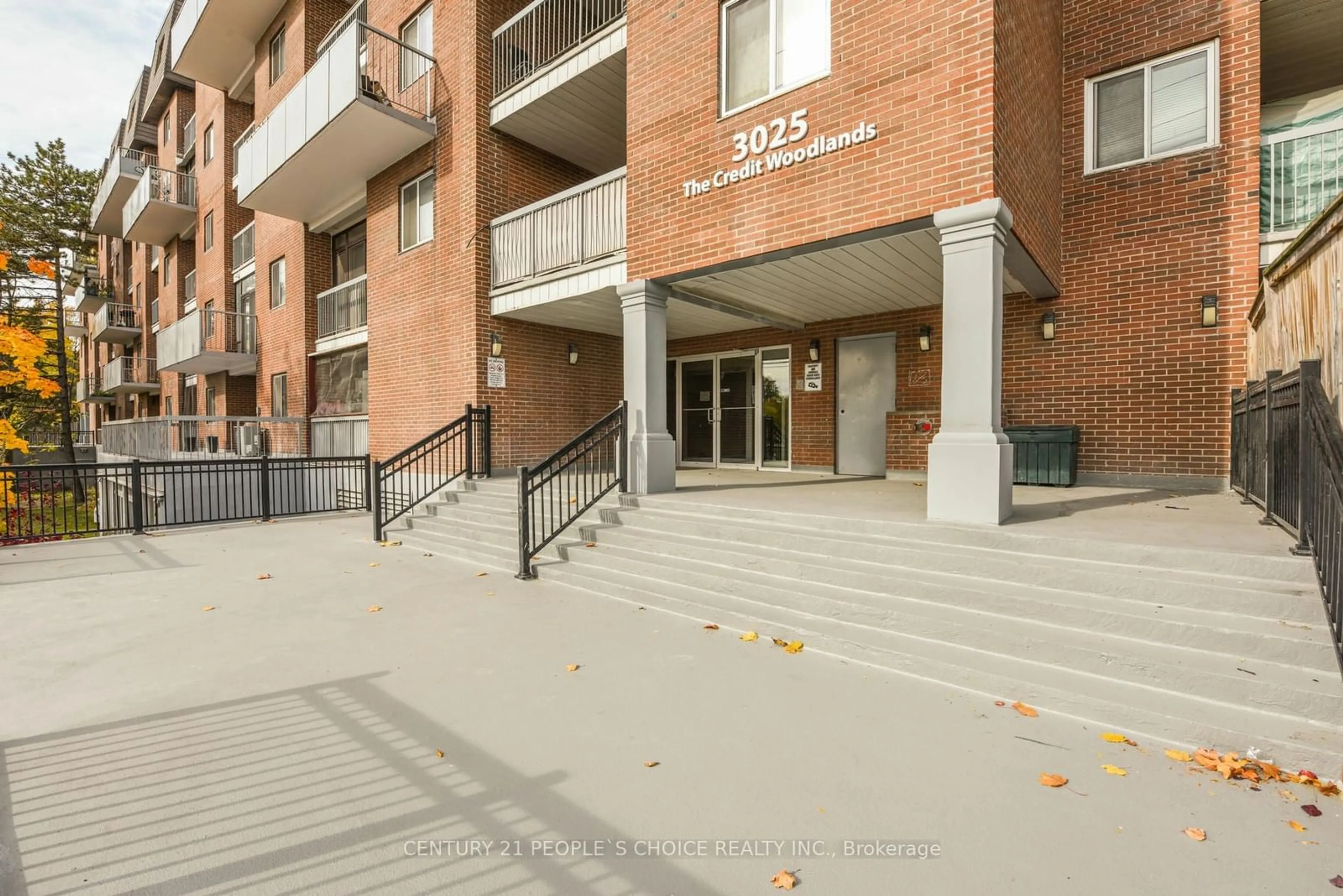 Indoor foyer, unknown floor for 3025 The Credit Woodlands #409, Mississauga Ontario L5C 2V3