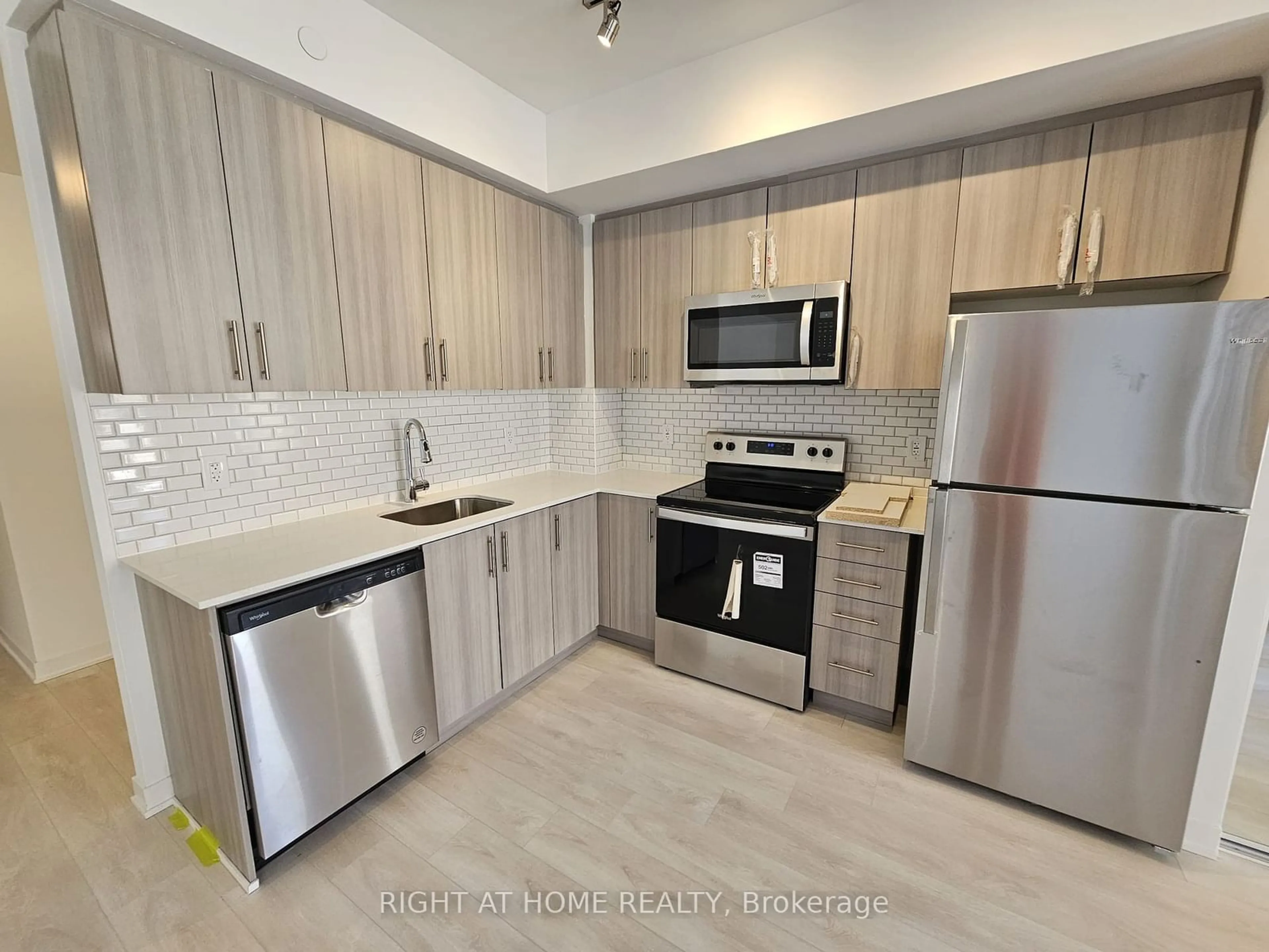 Standard kitchen for 4017 Hickory Dr #05, Mississauga Ontario L4W 1L1