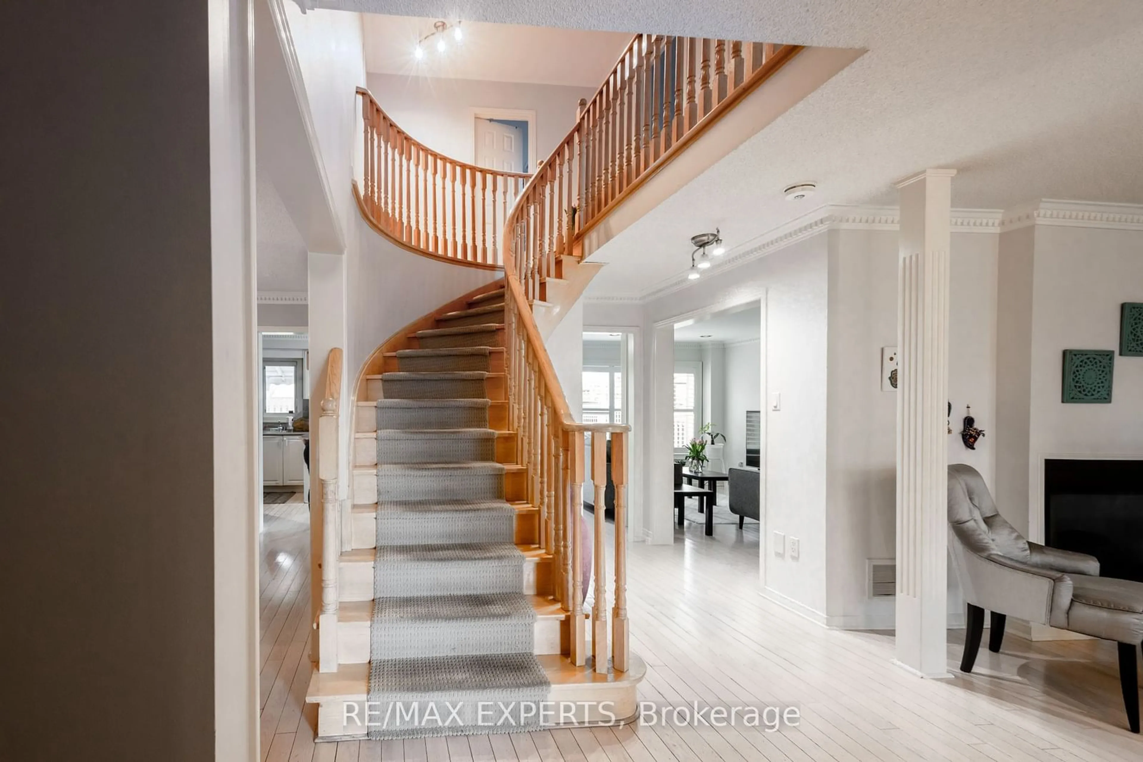 Indoor foyer, wood floors for 232 Barondale Dr, Mississauga Ontario L4Z 3S4