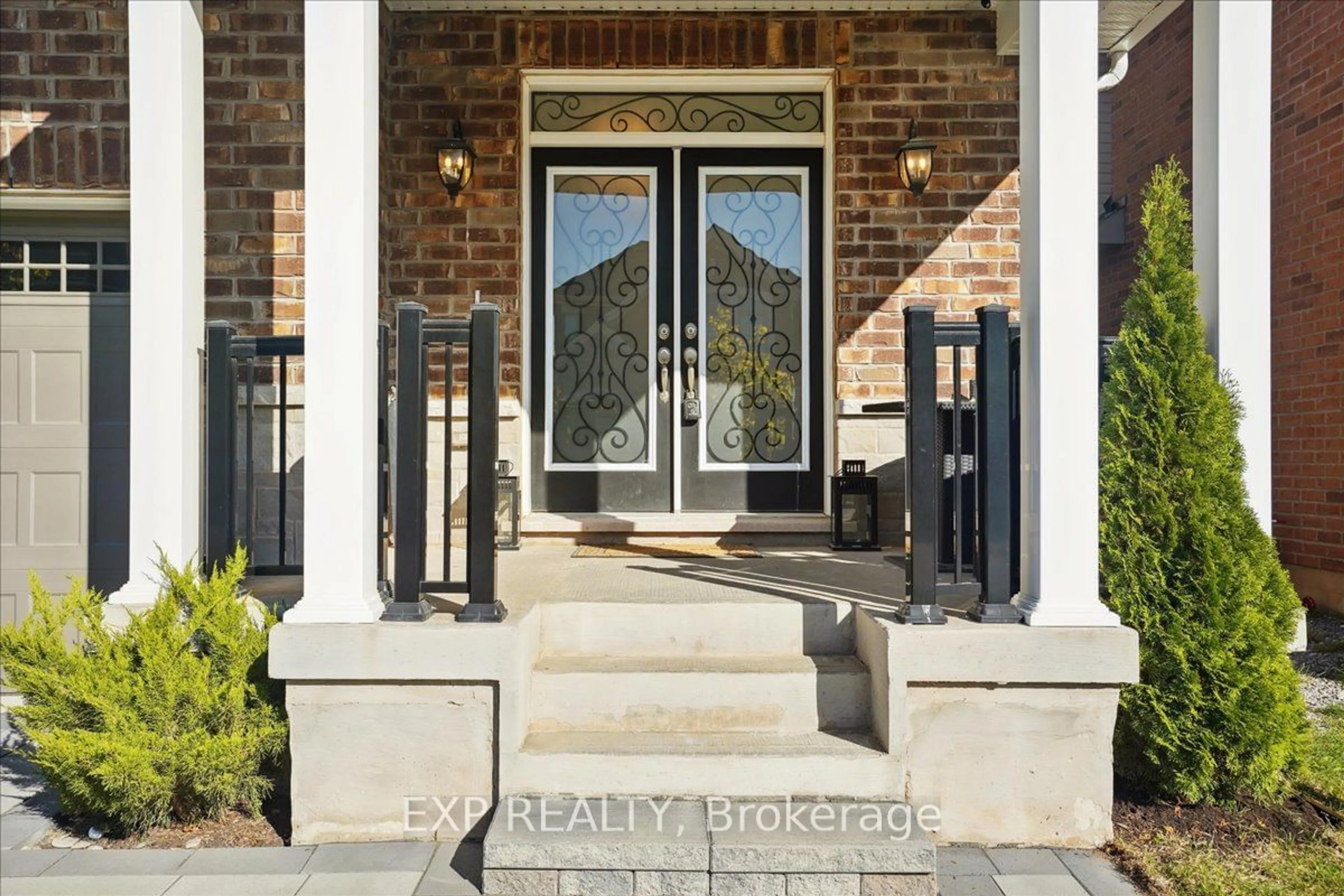 Indoor entryway, wood floors for 1429 Sycamore Gdns, Milton Ontario L9T 7E7