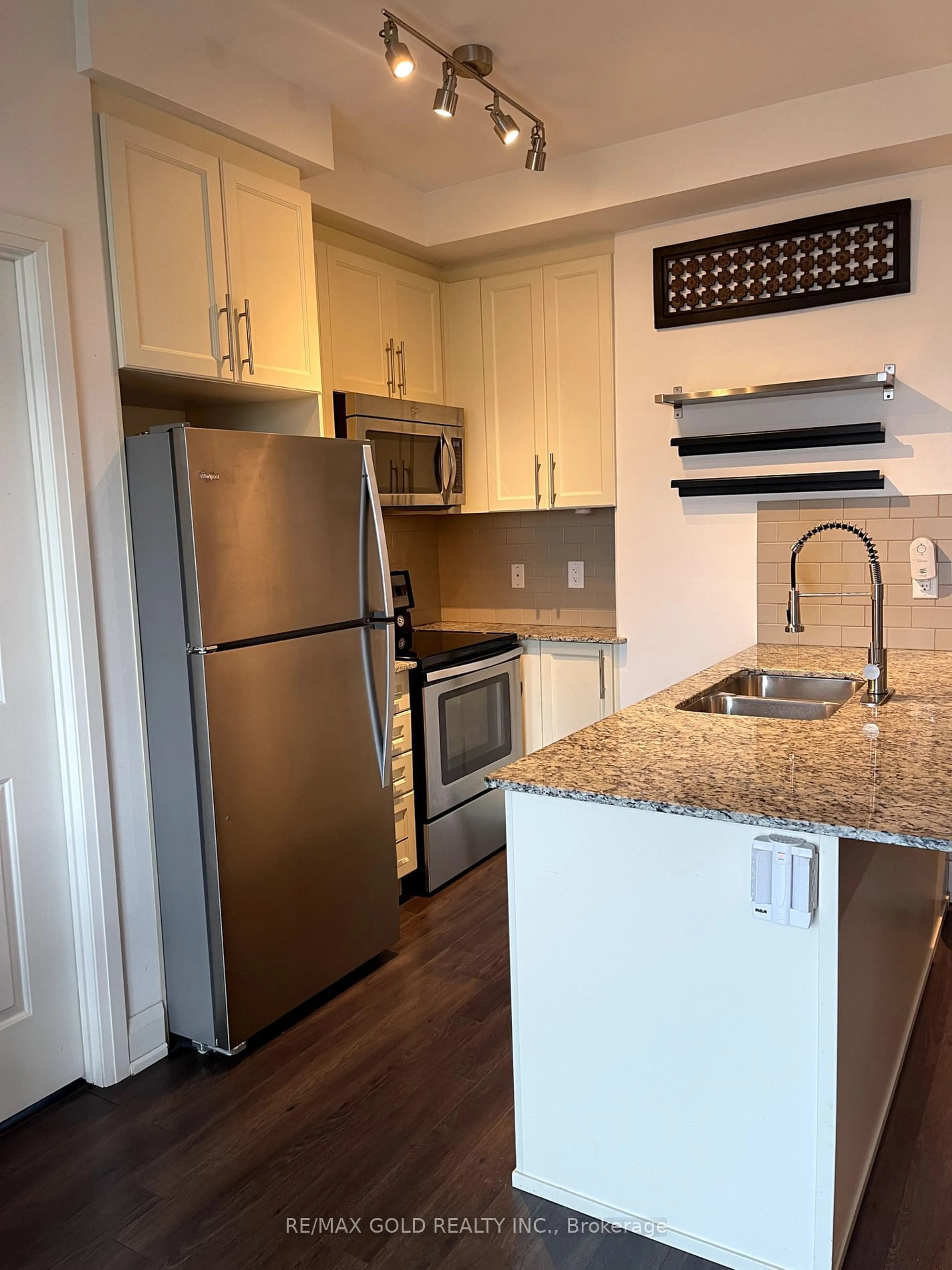 Standard kitchen for 55 Yorkland Blvd #1111, Brampton Ontario L6P 4K9