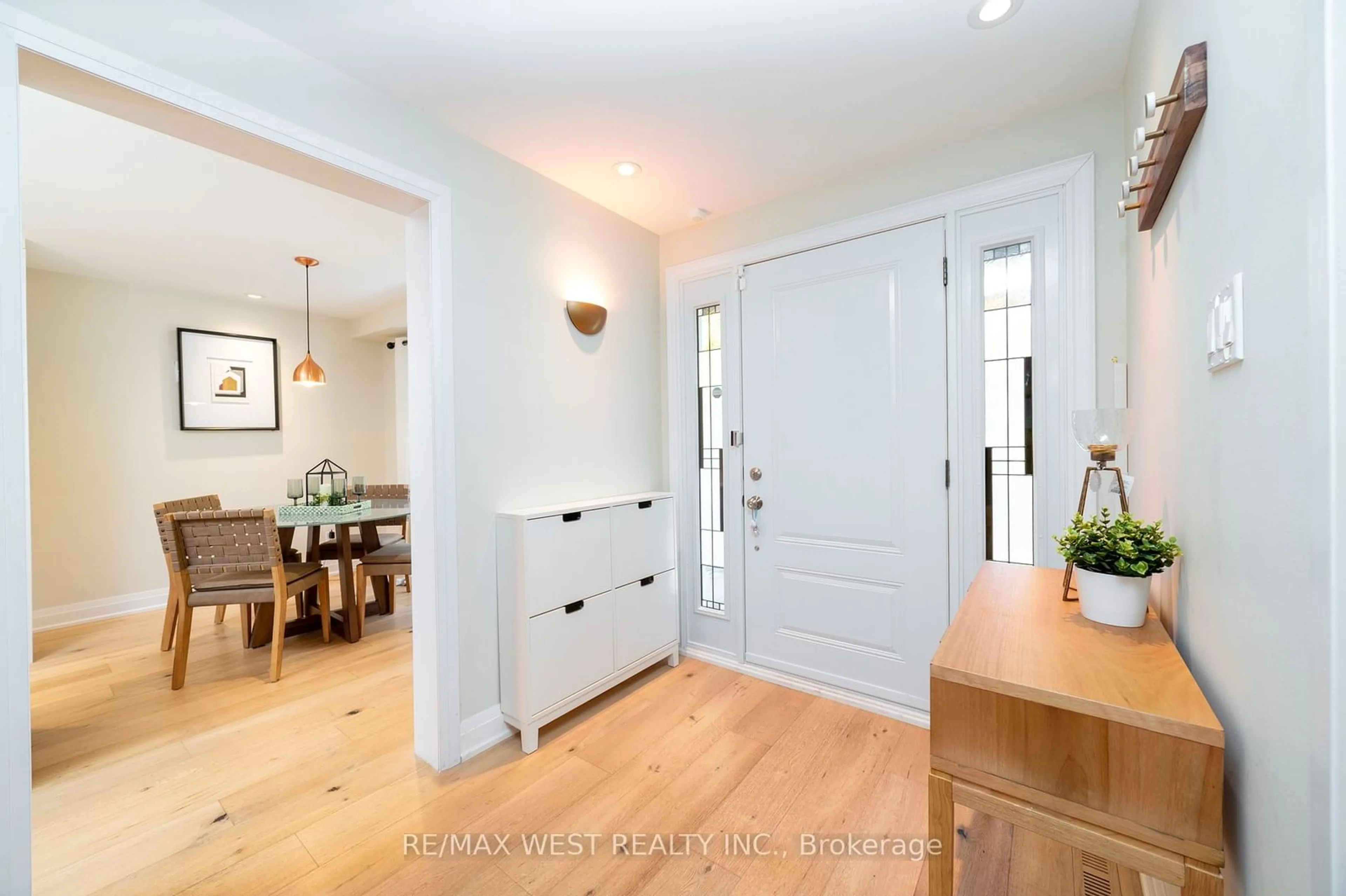 Indoor entryway, wood floors for 2366 Devon Rd, Oakville Ontario L6J 5T6