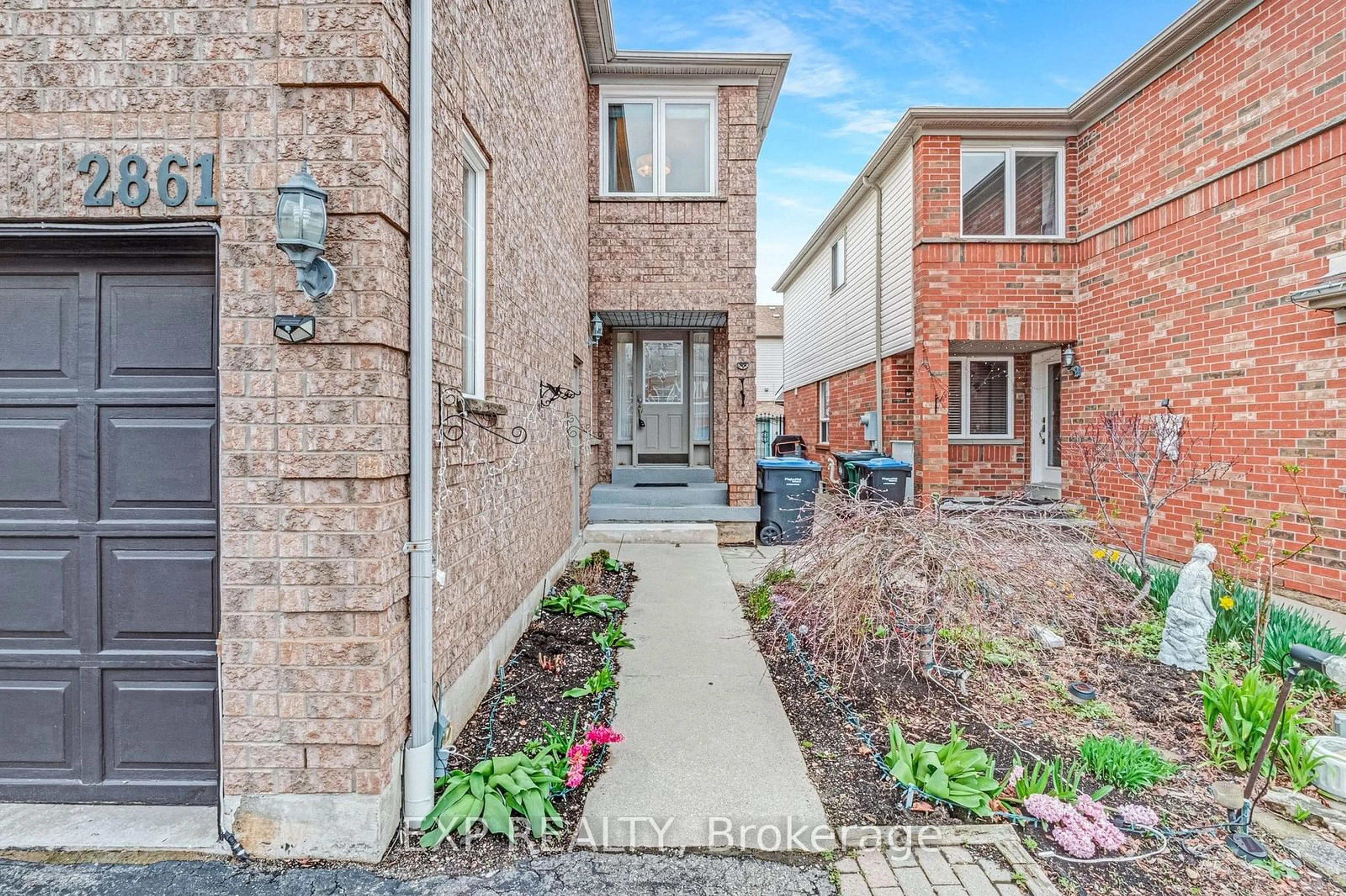 Home with brick exterior material for 2861 Westbury Crt, Mississauga Ontario L5M 6B3