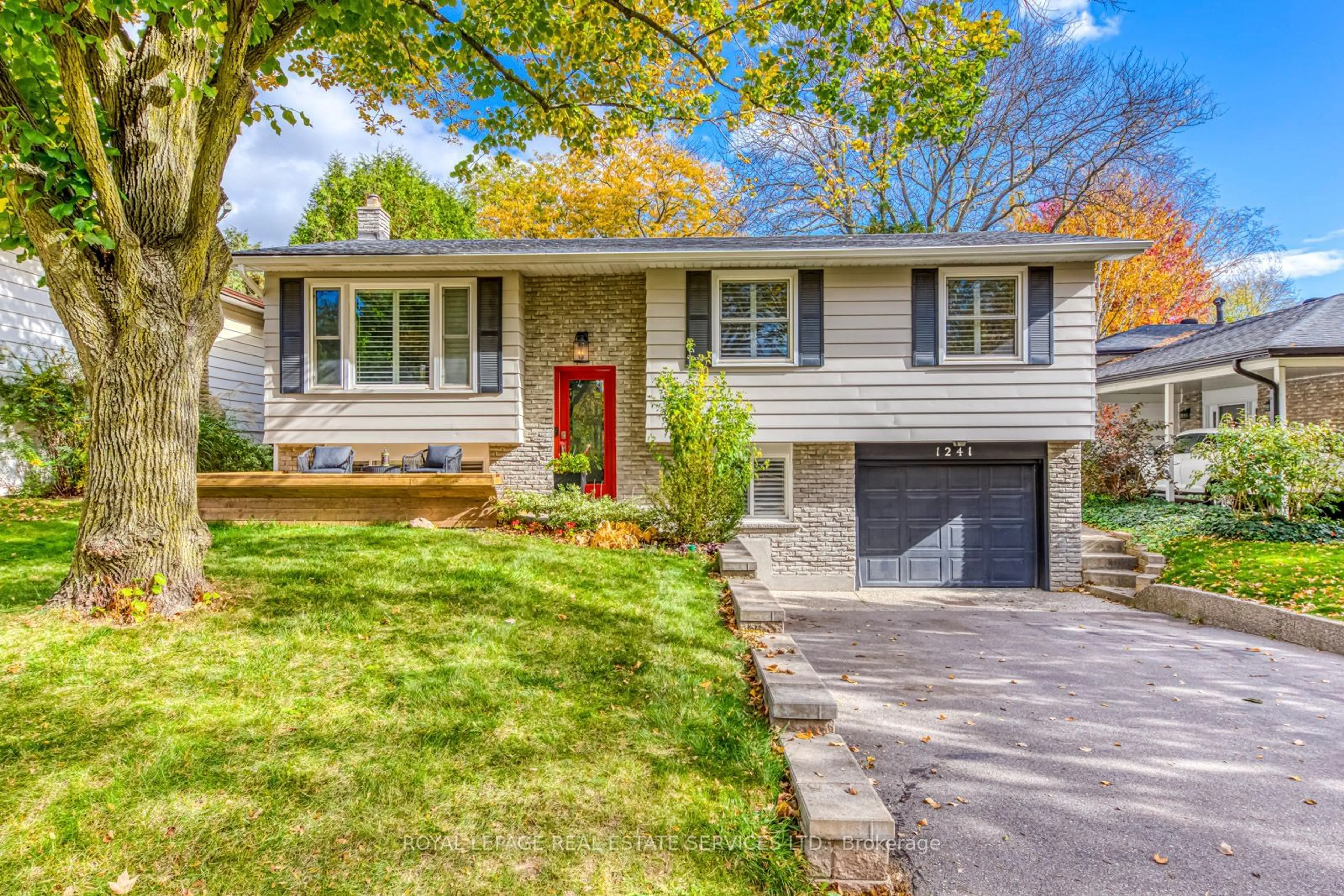 Home with vinyl exterior material for 1241 Richards Cres, Oakville Ontario L6H 1R5